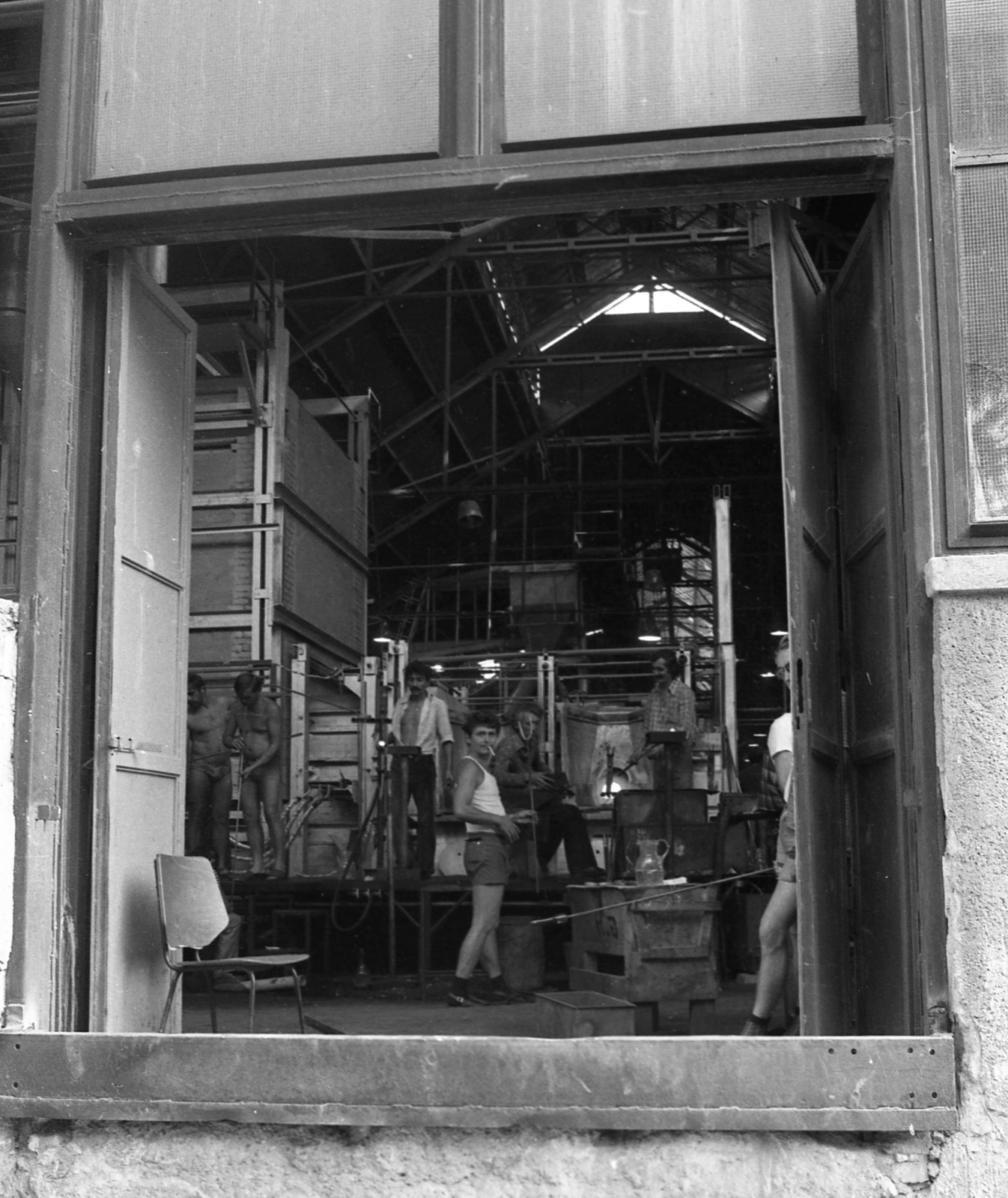 Magyarország, Salgótarján, Salgótarjáni Öblösüveggyár., 1982, Magyar Rendőr, üveggyártás, félmeztelen, Fortepan #66934