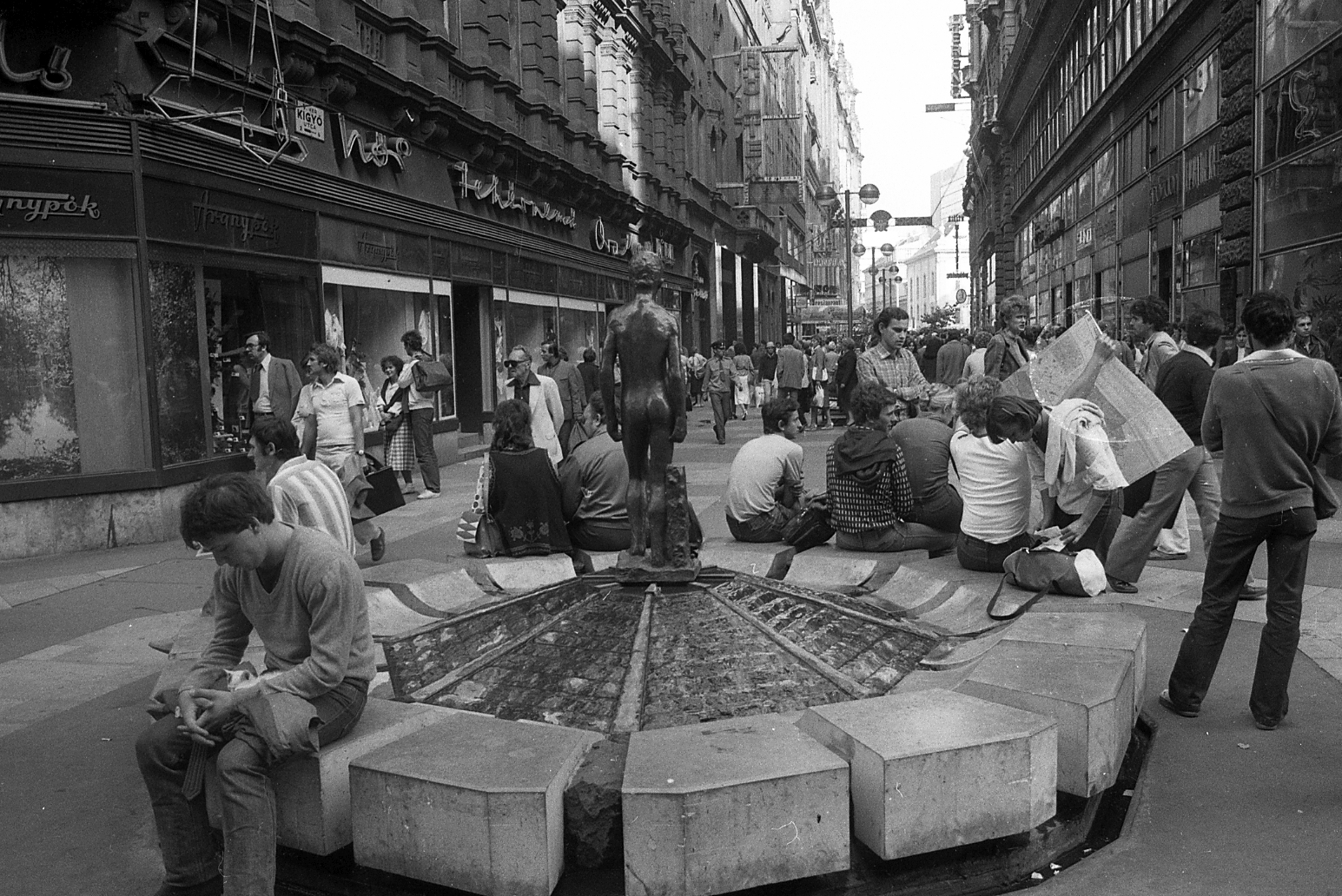 Magyarország, Budapest V., Kígyó utca, háttérben a Ferenciek tere (Felszabadulás tér) a ferences templommal. Kisfiús díszkút (Ferenczy Béni, 1977.)., 1982, Magyar Rendőr, térkép, szobor, járókelő, utcakép, életkép, utcanévtábla, turista, Budapest, meztelen alak, Fortepan #66942