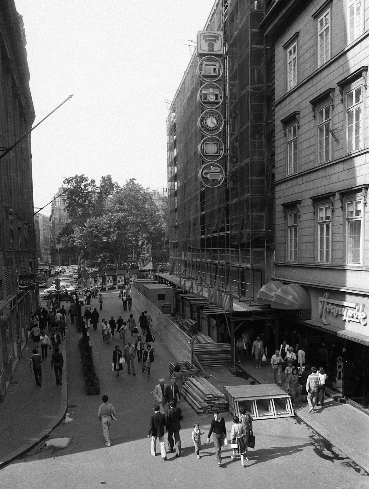 Magyarország, Budapest V., Váci utca a Türr István utca sarkától a Vörösmarty tér felé nézve., 1982, Magyar Rendőr, építkezés, járókelő, utcakép, életkép, Budapest, Aranypók, Fortepan #66943