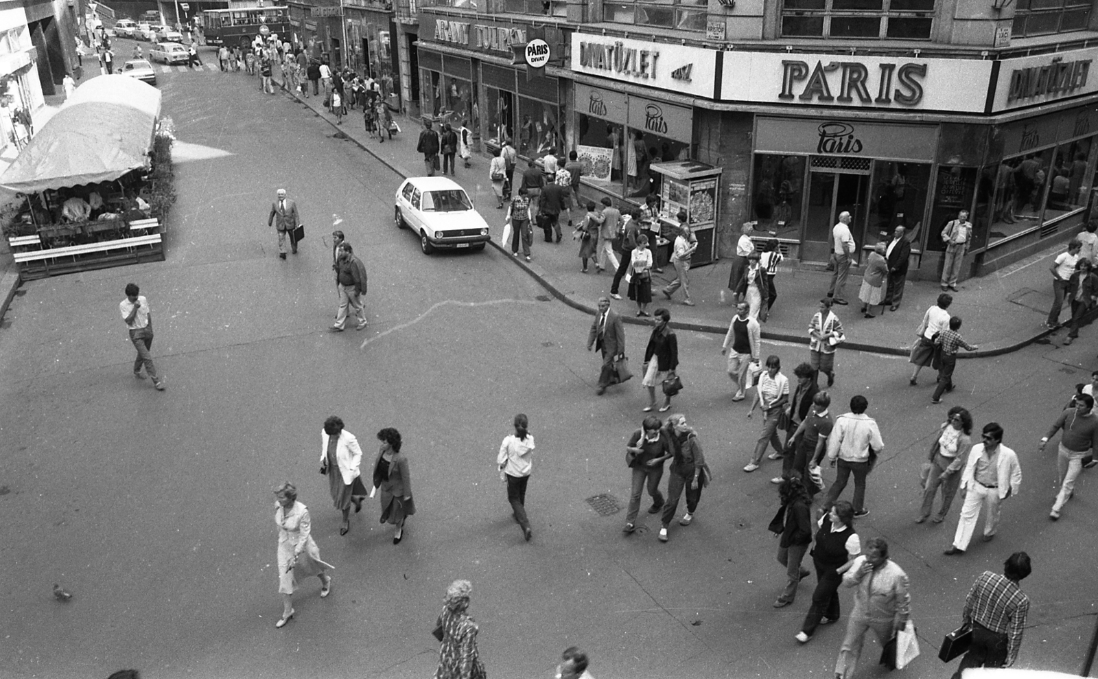 Hungary, Budapest V., Kristóf tér a Váci utcából nézve., 1982, Magyar Rendőr, pedestrian, street view, genre painting, terrace, Volkswagen-brand, newsstand, Budapest, Fortepan #66945