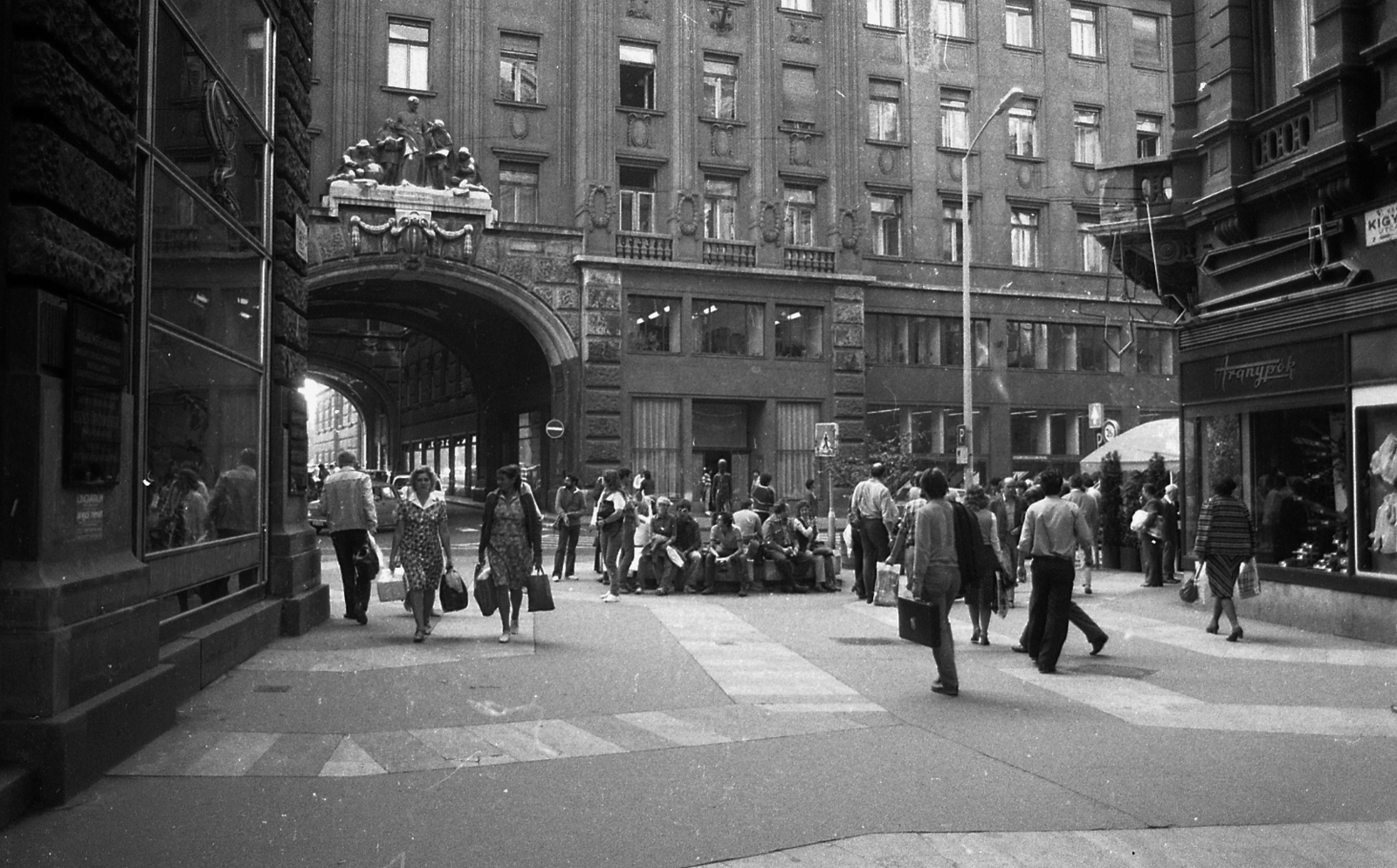 Hungary, Budapest V., Kígyó utca - Váci utca sarok, középen a Kisfiús díszkút (Ferenczy Béni, 1977.)., 1982, Magyar Rendőr, pedestrian, street view, genre painting, Budapest, Fortepan #66946