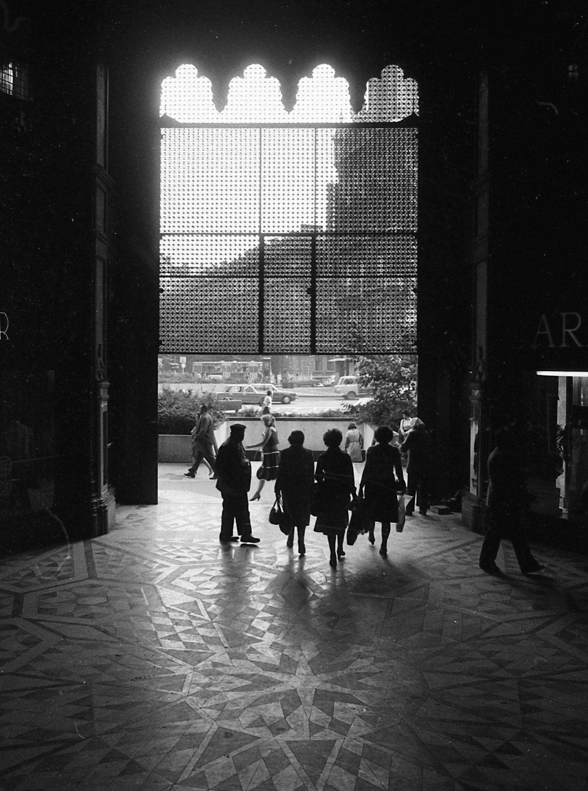 Hungary, Budapest V., Ferenciek tere (Felszabadulás tér), Párizsi udvar., 1982, Magyar Rendőr, public building, passage, eclectic architecture, Budapest, Henrik Schmahl-design, Fortepan #66950