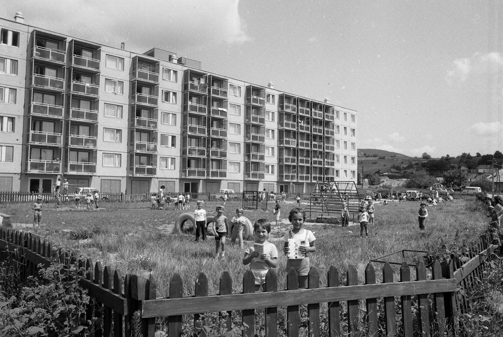 Magyarország, Eger, Malom utca a Vizimolnár utca felé nézve., 1982, Magyar Rendőr, játszótér, életkép, panelház, léckerítés, Fortepan #66954