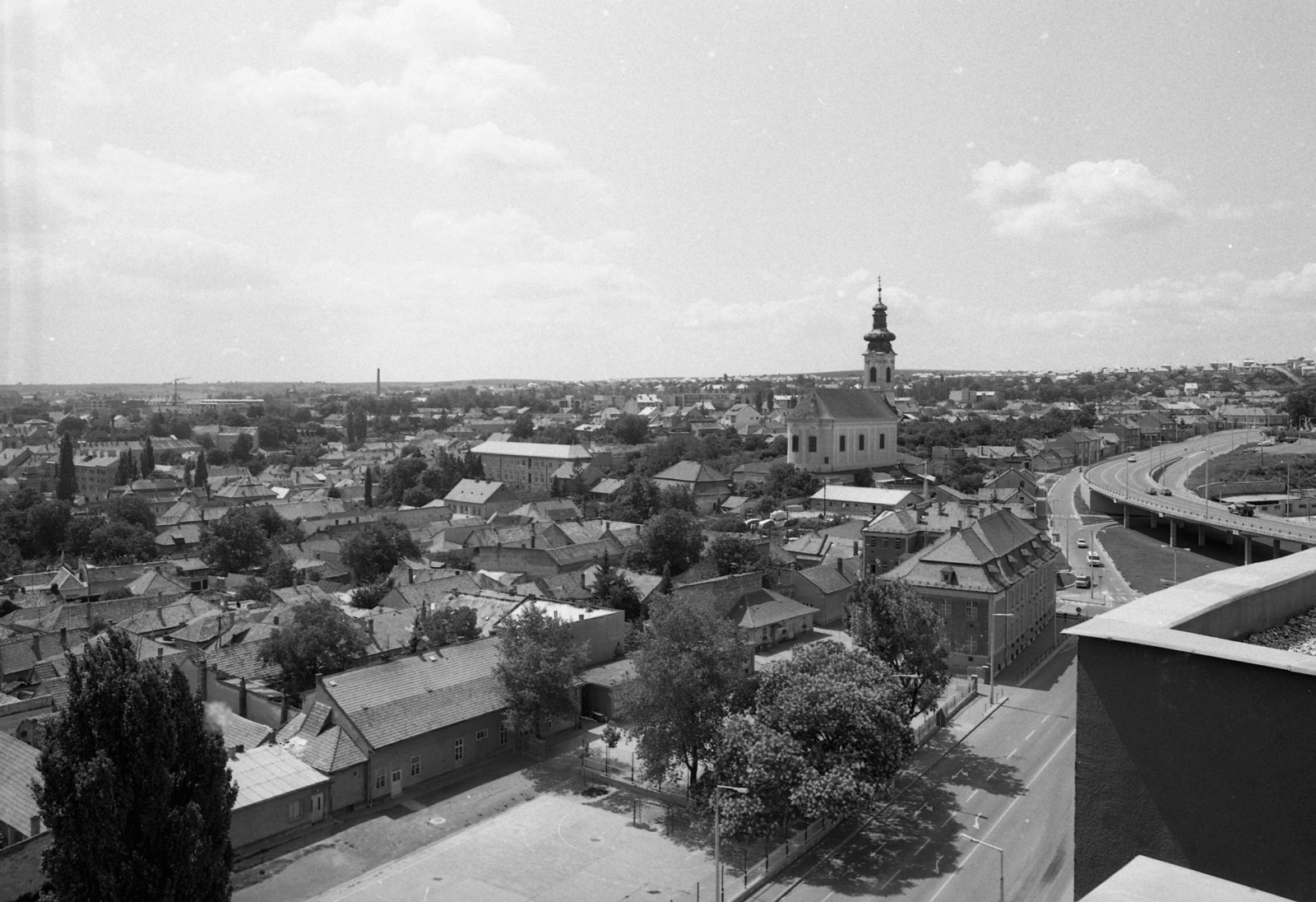 Hungary, Eger, Szent Miklós Görögkeleti Szerb (Rác) templom és a Ráckapu téri felüljáró a Malom utcai toronyház tetejéről nézve., 1982, Magyar Rendőr, cityscape, Fortepan #66955
