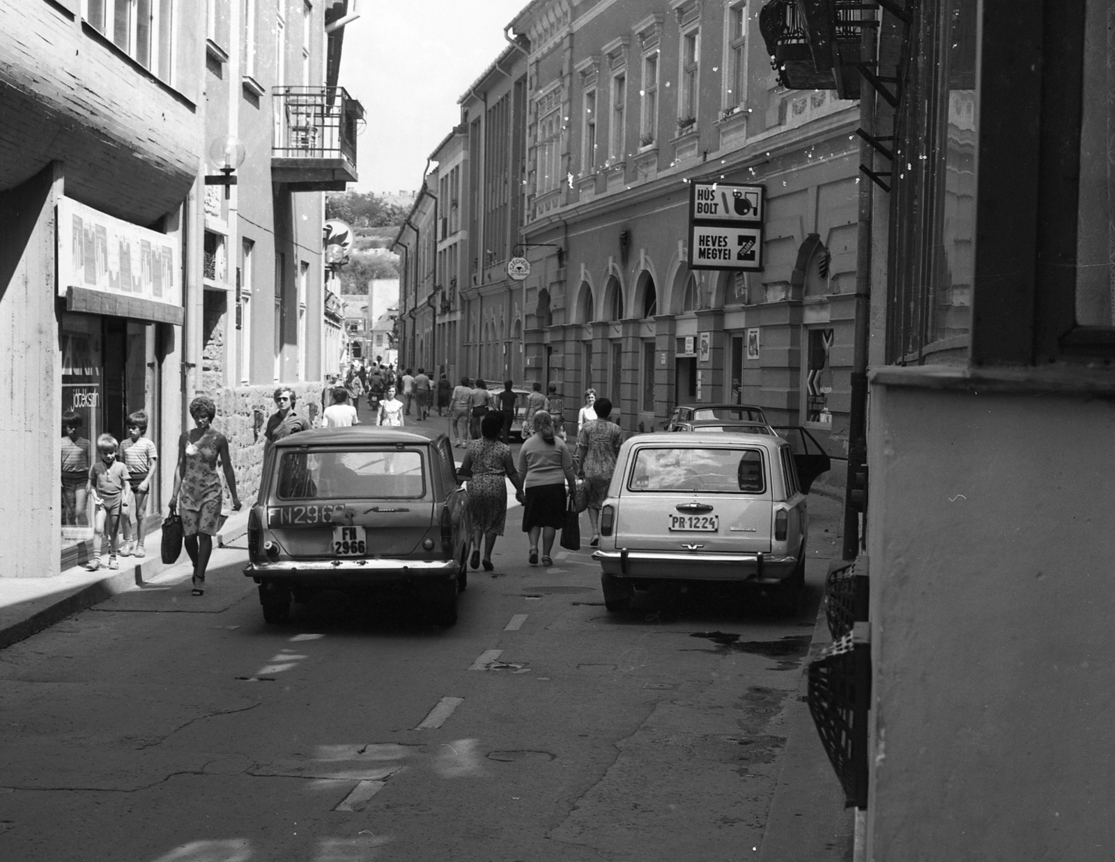 Hungary, Eger, Érsek (Marx Károly) utca a Dobó István tér felé nézve., 1982, Magyar Rendőr, pedestrian, street view, genre painting, number plate, Lada 1200 estate, Moskvith 433/434, Fortepan #66956