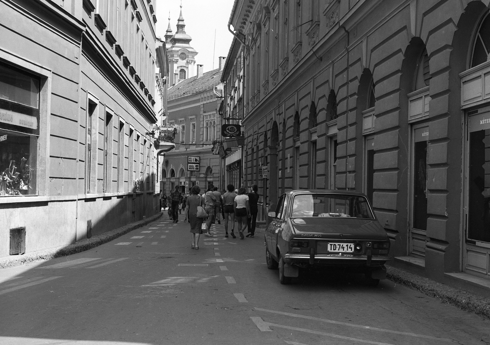 Hungary, Eger, Érsek (Marx Károly) utca, háttérben a Minorita templom a Dobó téren., 1982, Magyar Rendőr, pedestrian, street view, genre painting, Dacia-brand, automobile, Romanian make, number plate, Fortepan #66957