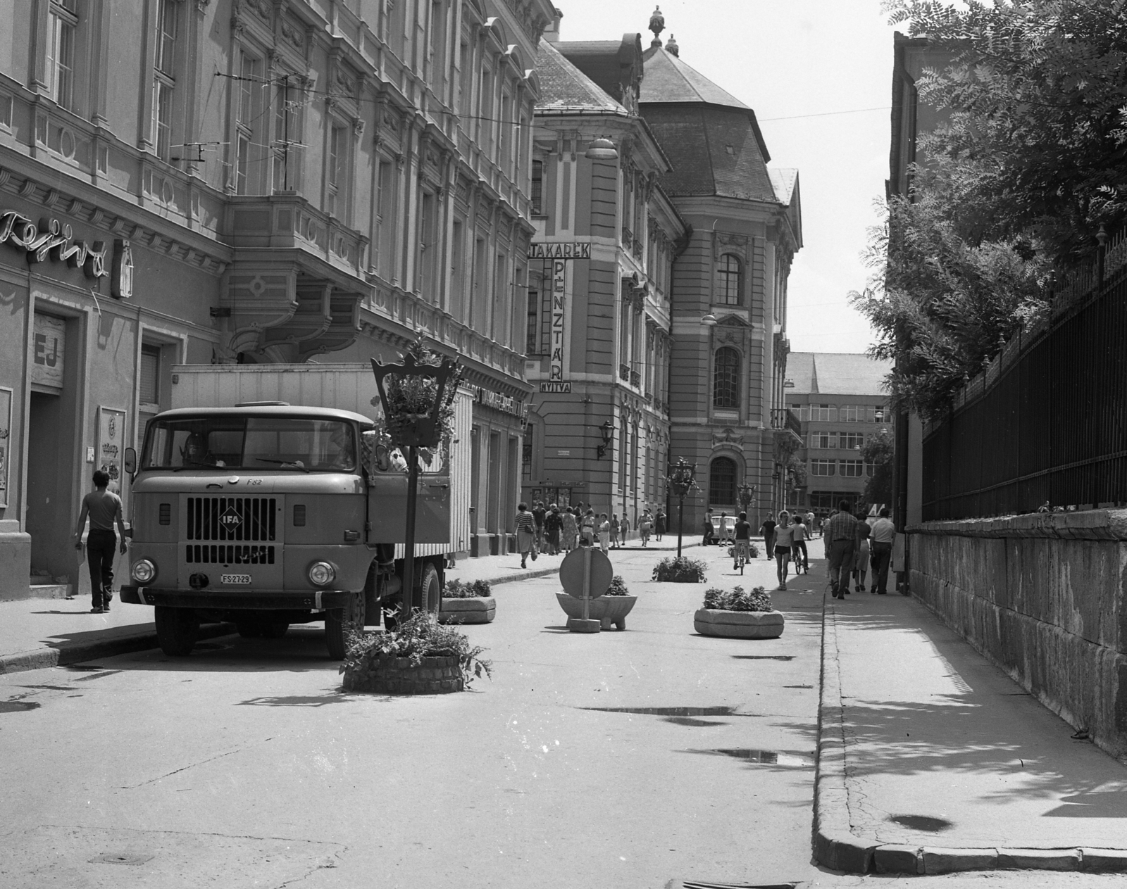 Hungary, Eger, Széchenyi István (Széchenyi) utca az Érseki Palota kertjétől a Líceum felé nézve., 1982, Magyar Rendőr, pedestrian, commercial vehicle, street view, genre painting, IFA-brand, number plate, planter, milk bar, bishop's palace, Fortepan #66958