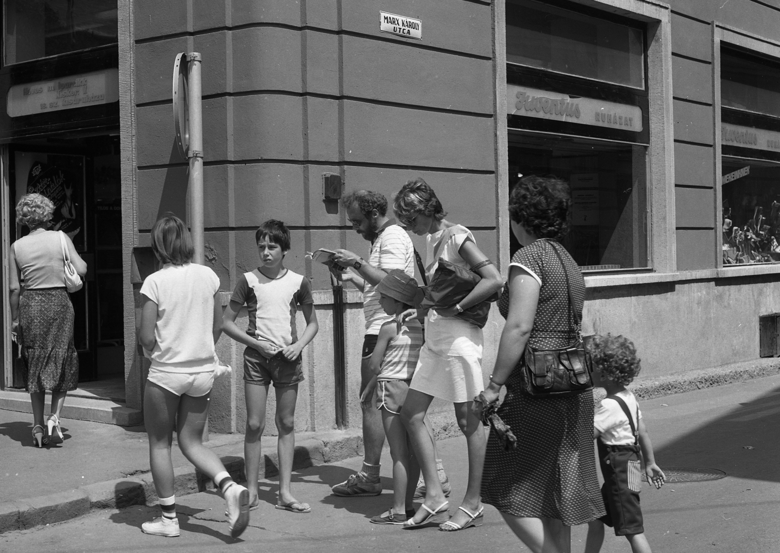 Hungary, Eger, Széchenyi István (Széchenyi) utca - Érsek (Marx Károly) utca sarok., 1982, Magyar Rendőr, street view, tourist, Fortepan #66959