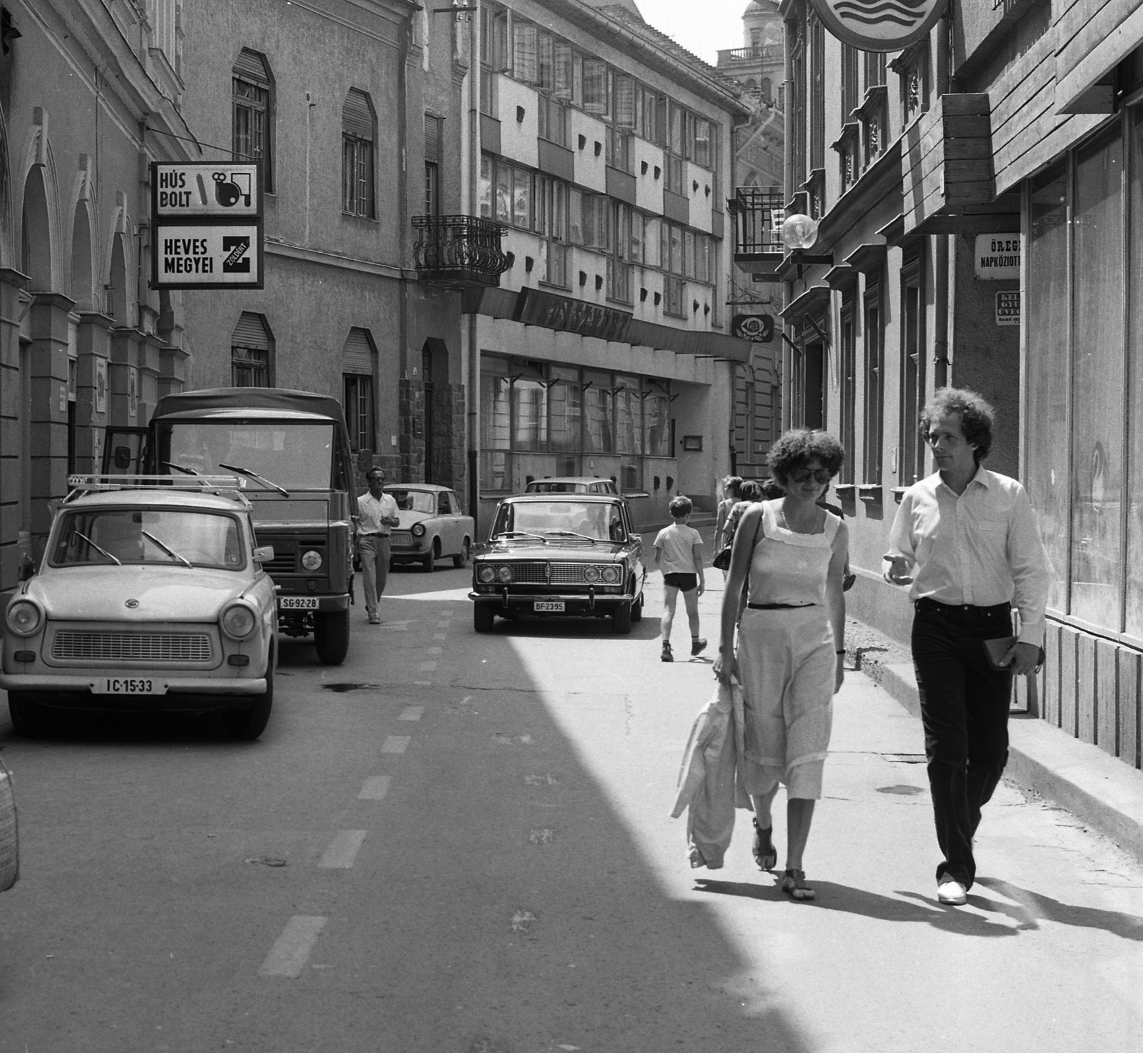 Hungary, Eger, Érsek (Marx Károly) utca a Dobó István tér irányából nézve., 1982, Magyar Rendőr, Trabant-brand, pedestrian, street view, genre painting, Lada-brand, Zuk-brand, number plate, Fortepan #66966