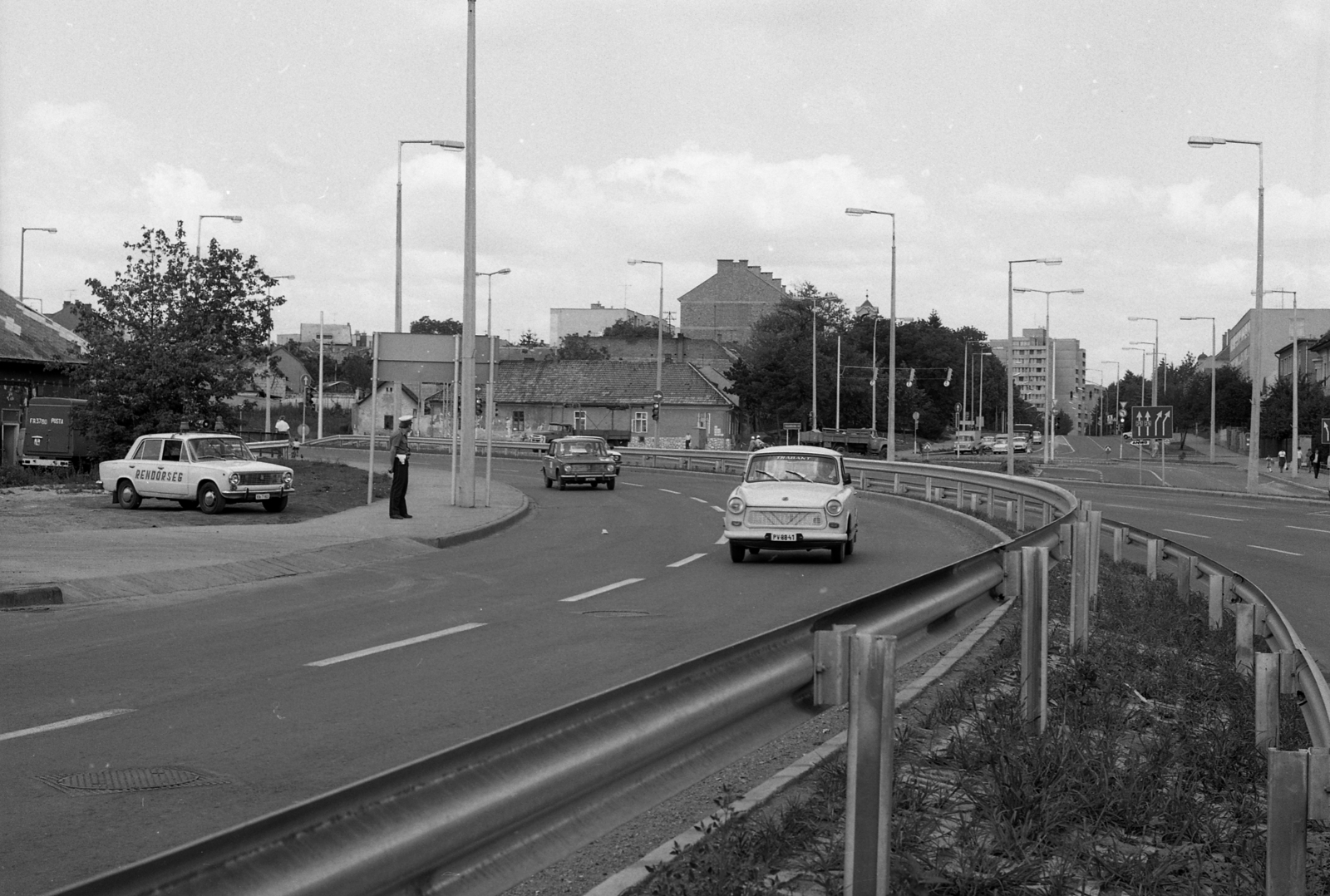 Hungary, Eger, 25-ös főút, Mátyás király (Lenin) út. Szemben (jobbra) a Deák Ferenc (Lenin) út házsora., 1982, Magyar Rendőr, Trabant-brand, street view, Lada-brand, number plate, police vehicle, Fortepan #66967