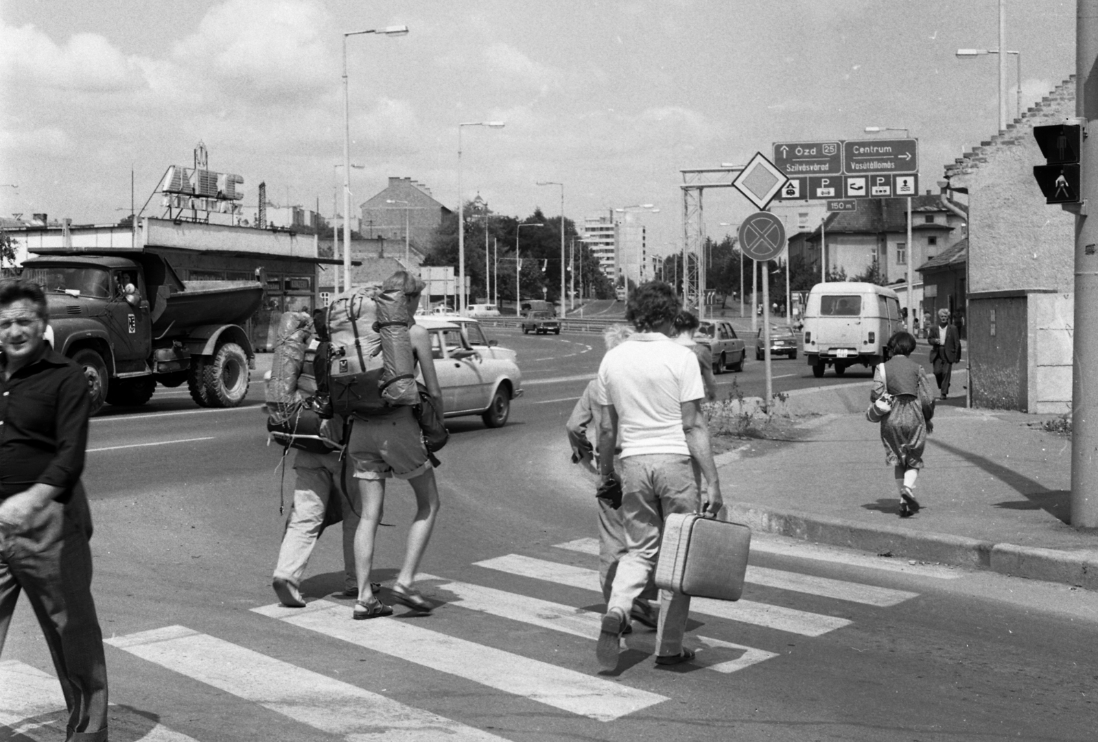 Hungary, Eger, Gyalogátkelőhely a 25-ös főút, Mátyás király (Lenin) út és a Sas utca találkozásánál., 1982, Magyar Rendőr, traffic, commercial vehicle, street view, genre painting, ZIL-brand, suitcase, backpack, tourist, crosswalk, Fortepan #66969