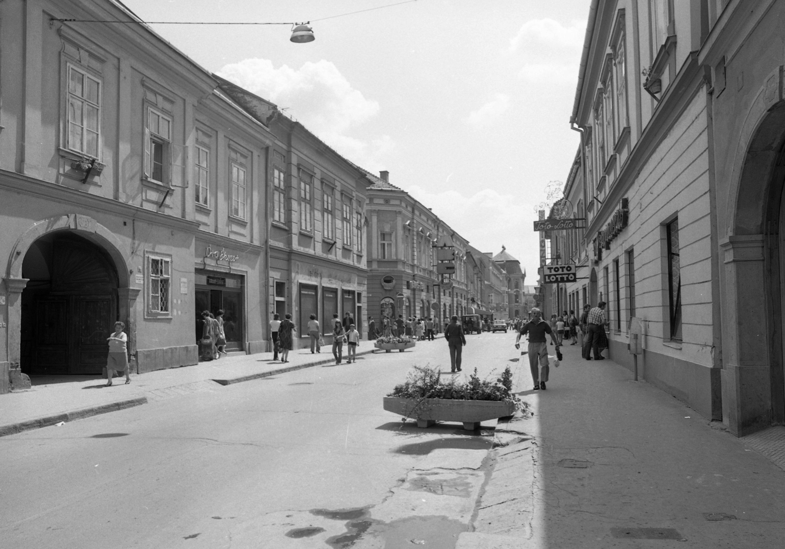 Hungary, Eger, Széchenyi István (Széchenyi) utca, balra a Rottenstein-Csák-ház, távolban a Líceum., 1982, Magyar Rendőr, pedestrian, street view, genre painting, planter, Fortepan #66971