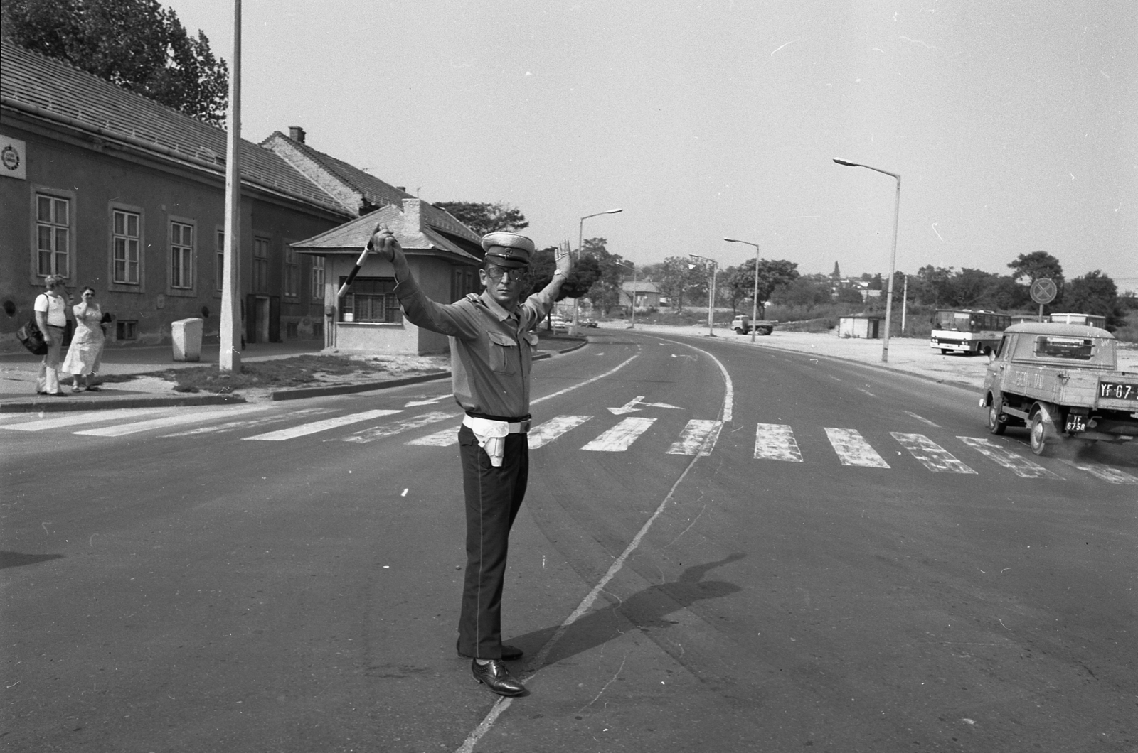 Hungary, Miskolc, Ady Endre utca (26-os főút), a kereszteződésben jobbra a Szeles utca, balra a Madarász Viktor utca., 1982, Magyar Rendőr, street view, Barkas-brand, cop, crosswalk, women, directing traffic, Fortepan #66975