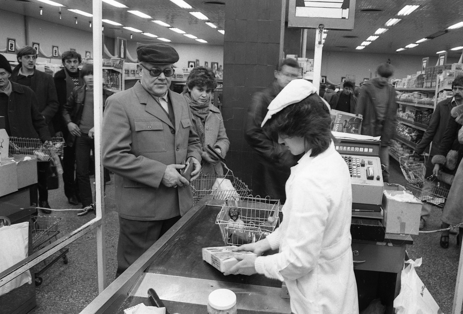 Magyarország, Békéscsaba, Andrássy út (Tanácsköztársaság útja) 5., 100-as ABC Áruház., 1982, Magyar Rendőr, üzlet, pénztár, bevásárlókosár, Fortepan #66983