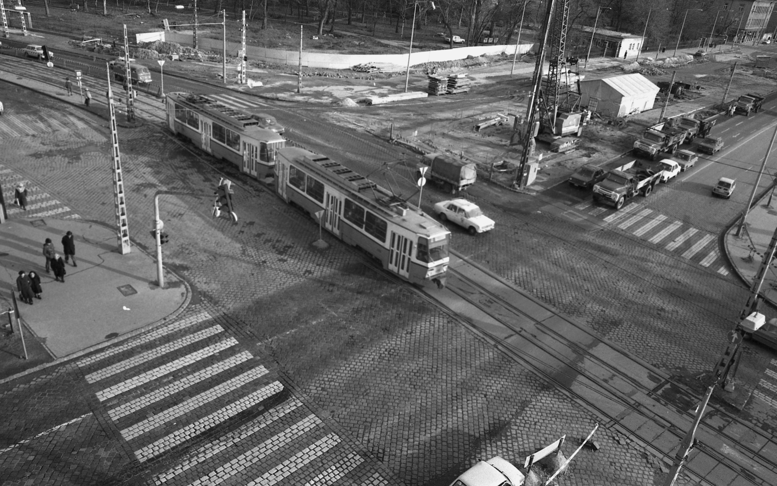 Hungary, Budapest XIII., Róbert Károly körút - Lehel utca kereszteződés., 1982, Magyar Rendőr, traffic, Tatra-brand, construction, pedestrian, commercial vehicle, genre painting, taxicab, Polski Fiat-brand, Zuk-brand, tram, cobblestones, Budapest, public transport, crosswalk, Fortepan #66984