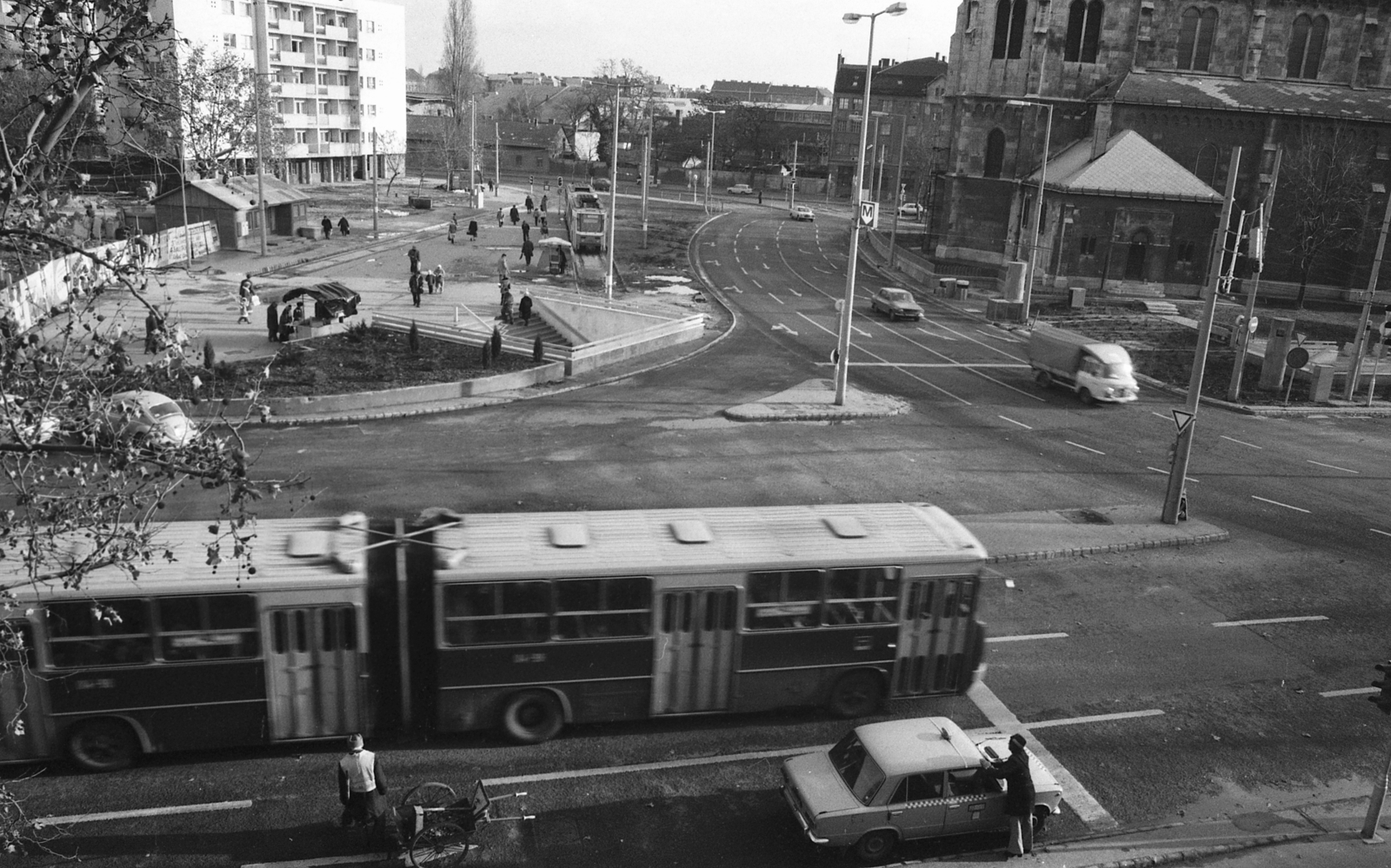 Hungary, Budapest XIII., Lehel (Élmunkás) tér a Lehel utca felé nézve., 1982, Magyar Rendőr, bus, street view, genre painting, taxicab, Ikarus-brand, Barkas-brand, tram, sweeper, Budapest, public transport, Tatra-brand, Fortepan #66985