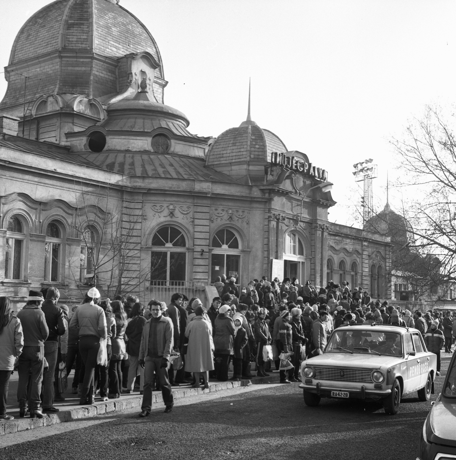 Hungary, Budapest XIV., Műjégpálya., 1983, Magyar Rendőr, police vehicle, Budapest, ice arena, Fortepan #66992