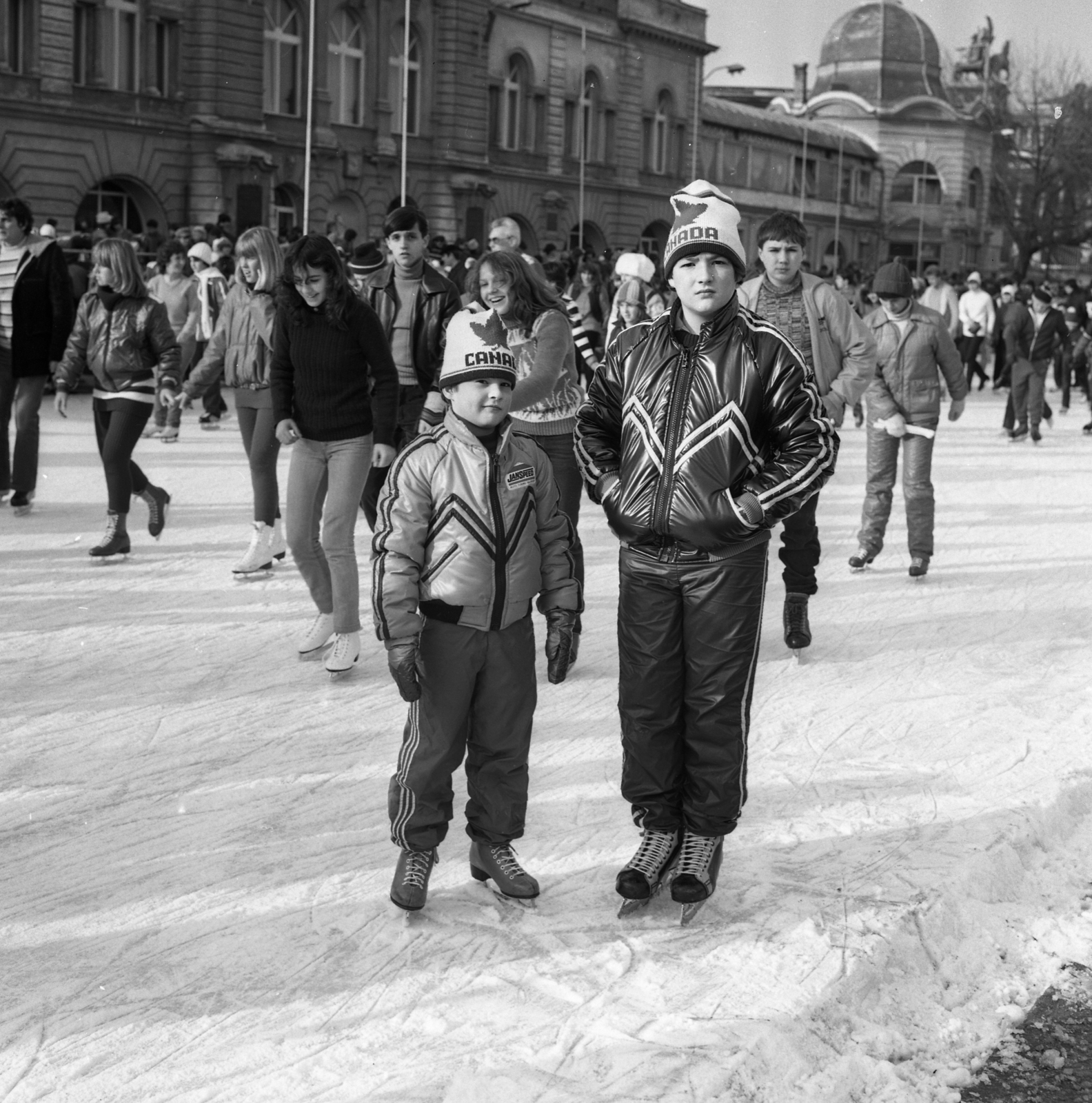 Magyarország, Városliget, Budapest XIV., Műjégpálya., 1983, Magyar Rendőr, sport, szabadidő, tél, korcsolyázás, sokaság, Budapest, Fortepan #66993