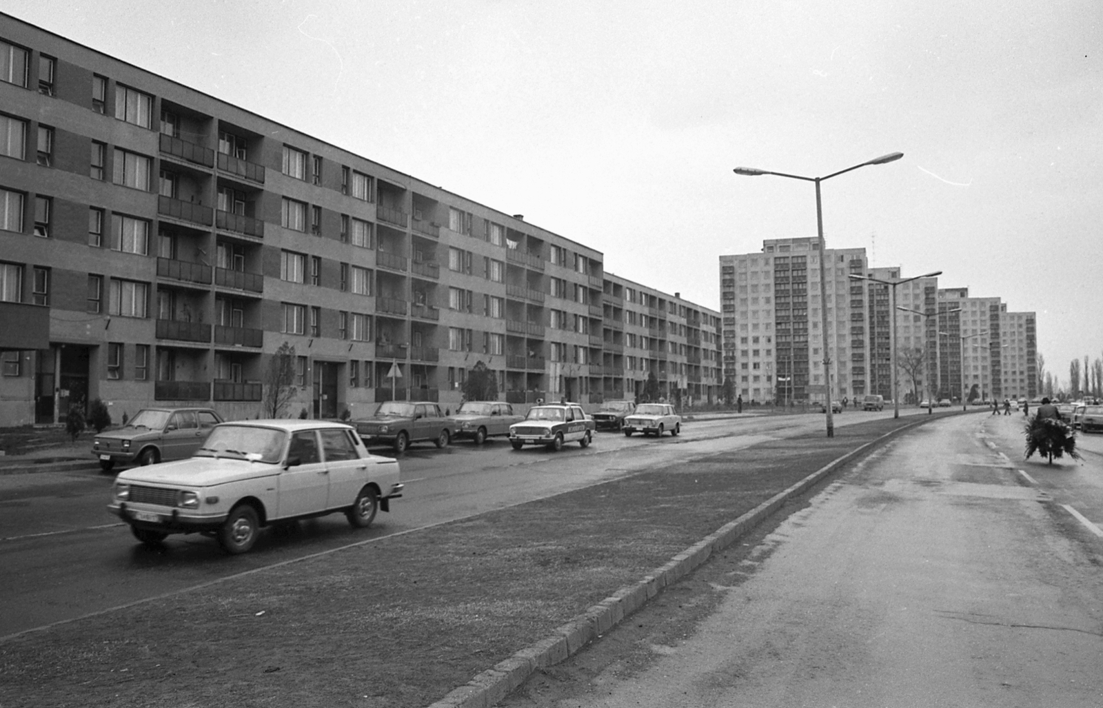 Hungary, Nyíregyháza, Ferenc körút., 1983, Magyar Rendőr, blocks, Lada-brand, Polski Fiat-brand, police vehicle, Fortepan #66998