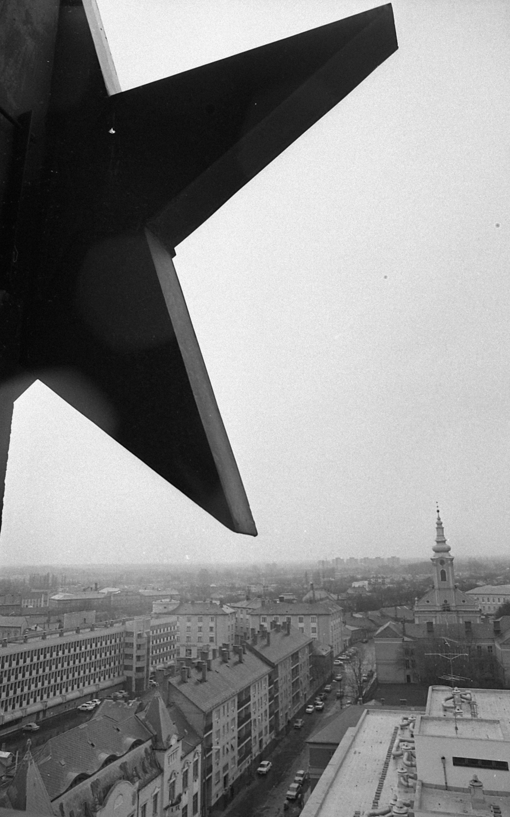 Hungary, Nyíregyháza, kilátás az Országzászló (Lenin) térnél álló toronyházból az Iskola utca és a Luther (Felszabadulás) téren álló evangélikus templom felé., 1983, Magyar Rendőr, Red Star, Fortepan #66999