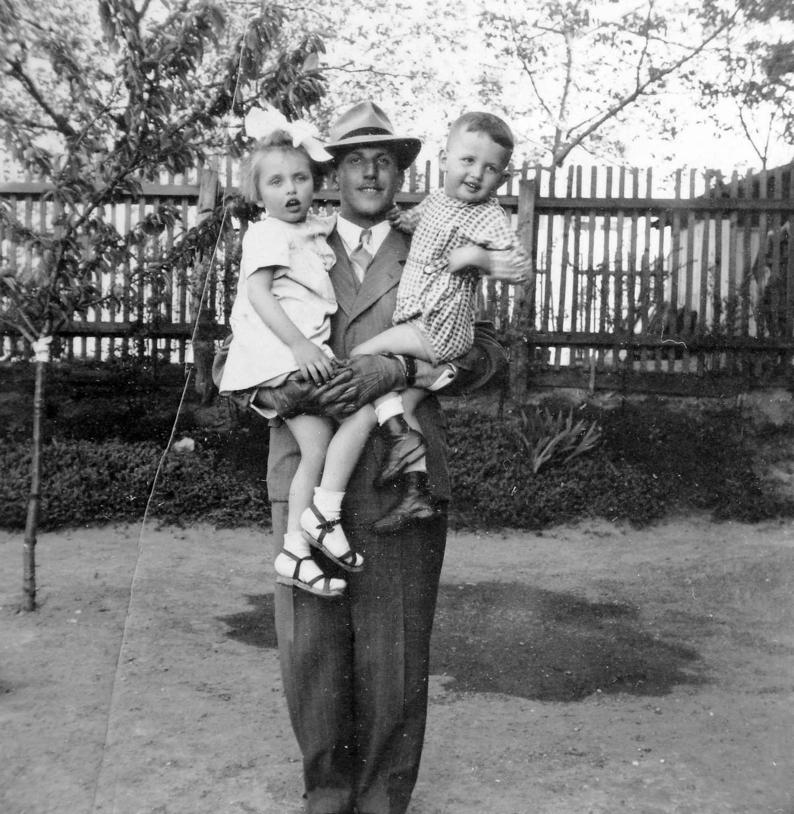 1933, Fortepan, hat, yard, girl, kid, kids, lath fence, man, hold in arms, intertwined fingers, Fortepan #6701