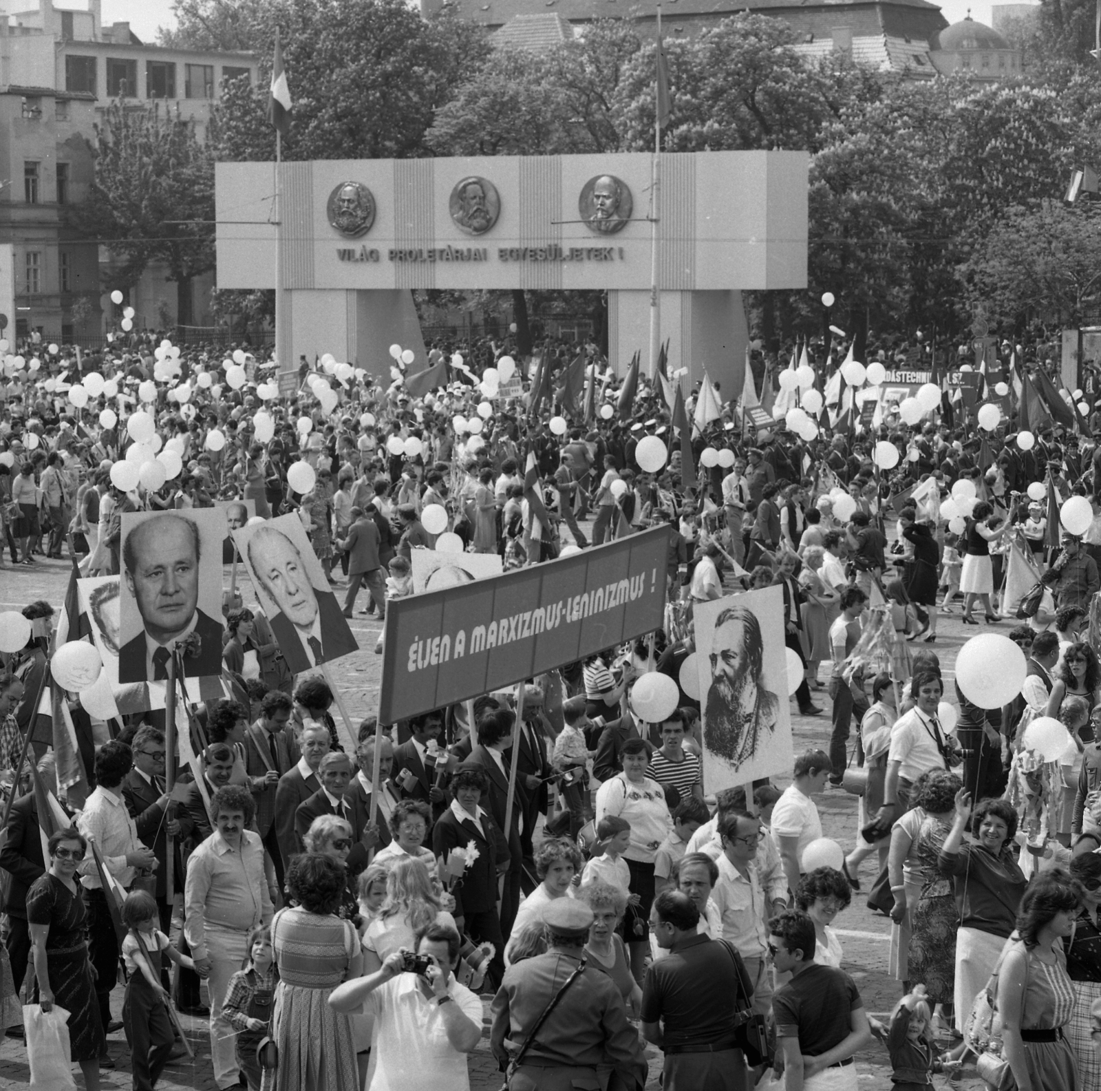 Magyarország, Budapest XIV., Ötvenhatosok tere (Felvonulási tér) a Városligeti (Gorkij) fasornál, május 1-i felvonulás., 1983, Magyar Rendőr, Lenin-ábrázolás, felvonulás, léggömb, május 1, Karl Marx-ábrázolás, Friedrich Engels-ábrázolás, Budapest, Kádár János-ábrázolás, Wojciech Jaruzelski-ábrázolás, Fortepan #67014