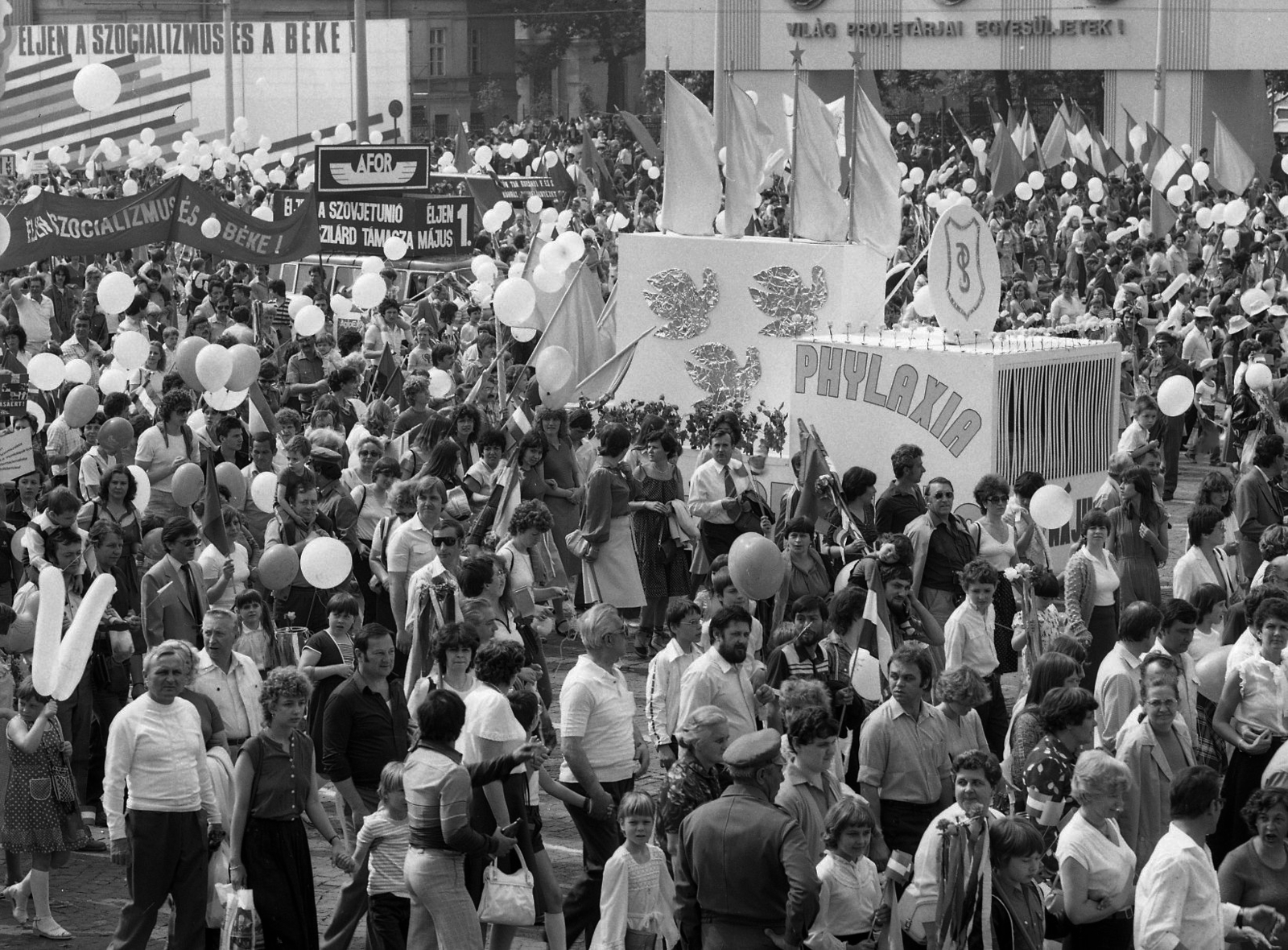 Hungary, Budapest XIV., Ötvenhatosok tere (Felvonulási tér) a Városligeti (Gorkij) fasornál, május 1-i felvonulás., 1983, Magyar Rendőr, march, 1st of May parade, Budapest, ad truck, Fortepan #67015
