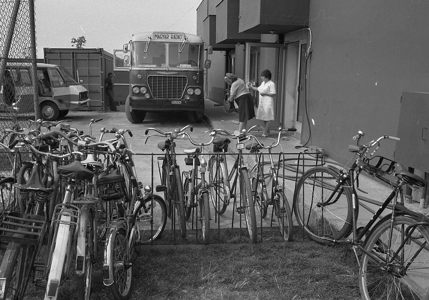 Magyarország, 1983, Magyar Rendőr, kerékpár, autóbusz, kemping, Ikarus 620/630, Magyar Rádió, RAF Latvija, Ikarus-márka, kerékpár tároló, Fortepan #67017