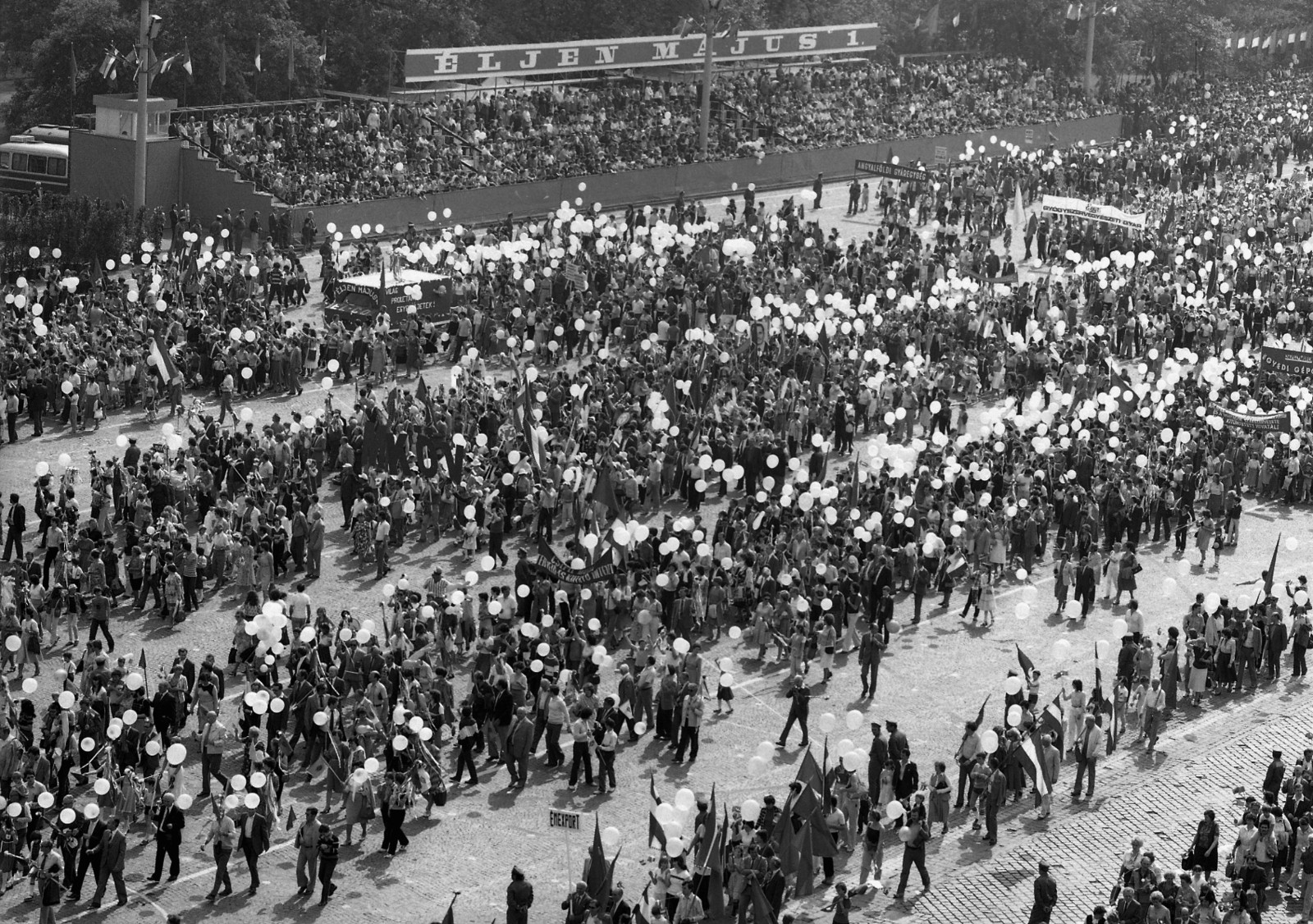 Hungary, Budapest XIV., Ötvenhatosok tere (Felvonulási tér), május 1-i felvonulás, szemben a meghívott vendégek tribünje., 1983, Magyar Rendőr, march, baloon, 1st of May parade, Budapest, Fortepan #67019