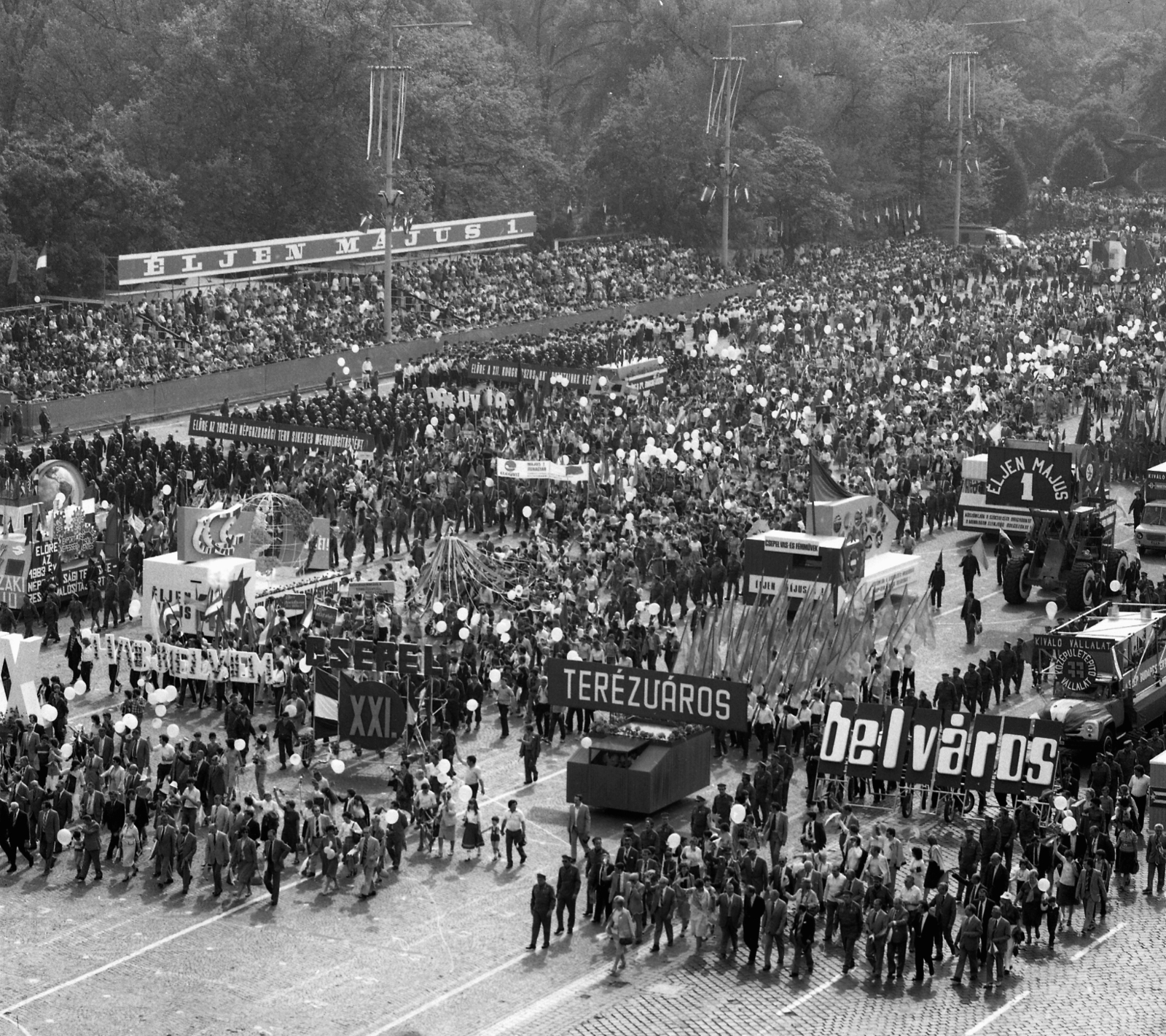 Hungary, Budapest XIV., Ötvenhatosok tere (Felvonulási tér), május 1-i felvonulás, szemben a meghívott vendégek tribünje., 1983, Magyar Rendőr, march, 1st of May parade, Budapest, ad truck, Fortepan #67021