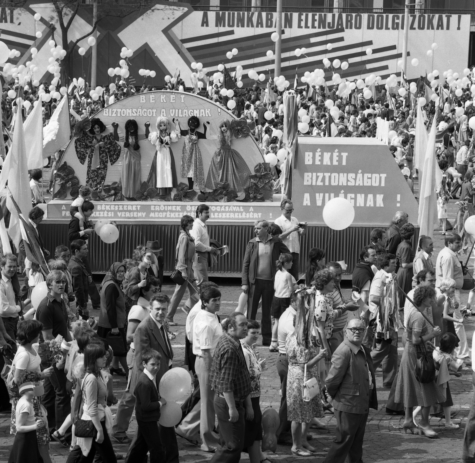 Magyarország, Budapest XIV., Ötvenhatosok tere (Felvonulási tér) a Városligeti (Gorkij) fasornál, május 1-i felvonulás., 1983, Magyar Rendőr, felvonulás, május 1, Budapest, pódiumautó, Fortepan #67022