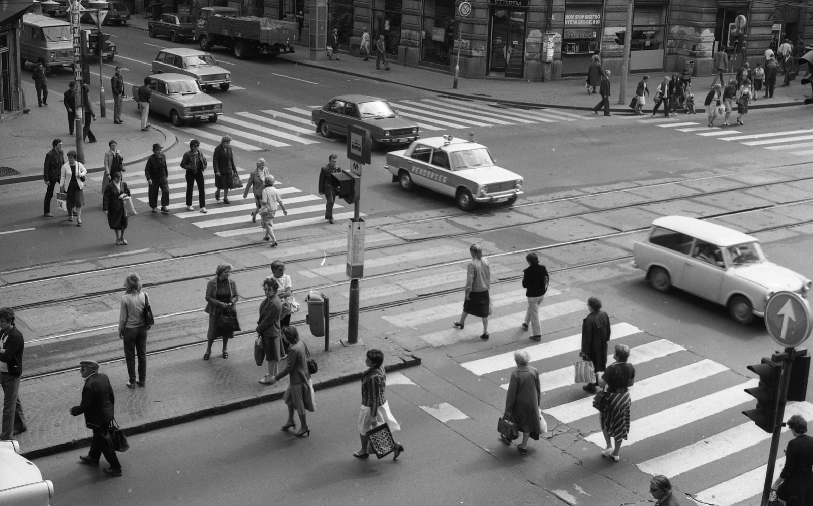 Hungary, Budapest VI.,Budapest VII., Nagykörút - Király (Majakovszkij) utca kereszteződése., 1983, Magyar Rendőr, Lada-brand, police vehicle, Moskvitch-brand, Budapest, crosswalk, pedestrian, Fortepan #67036