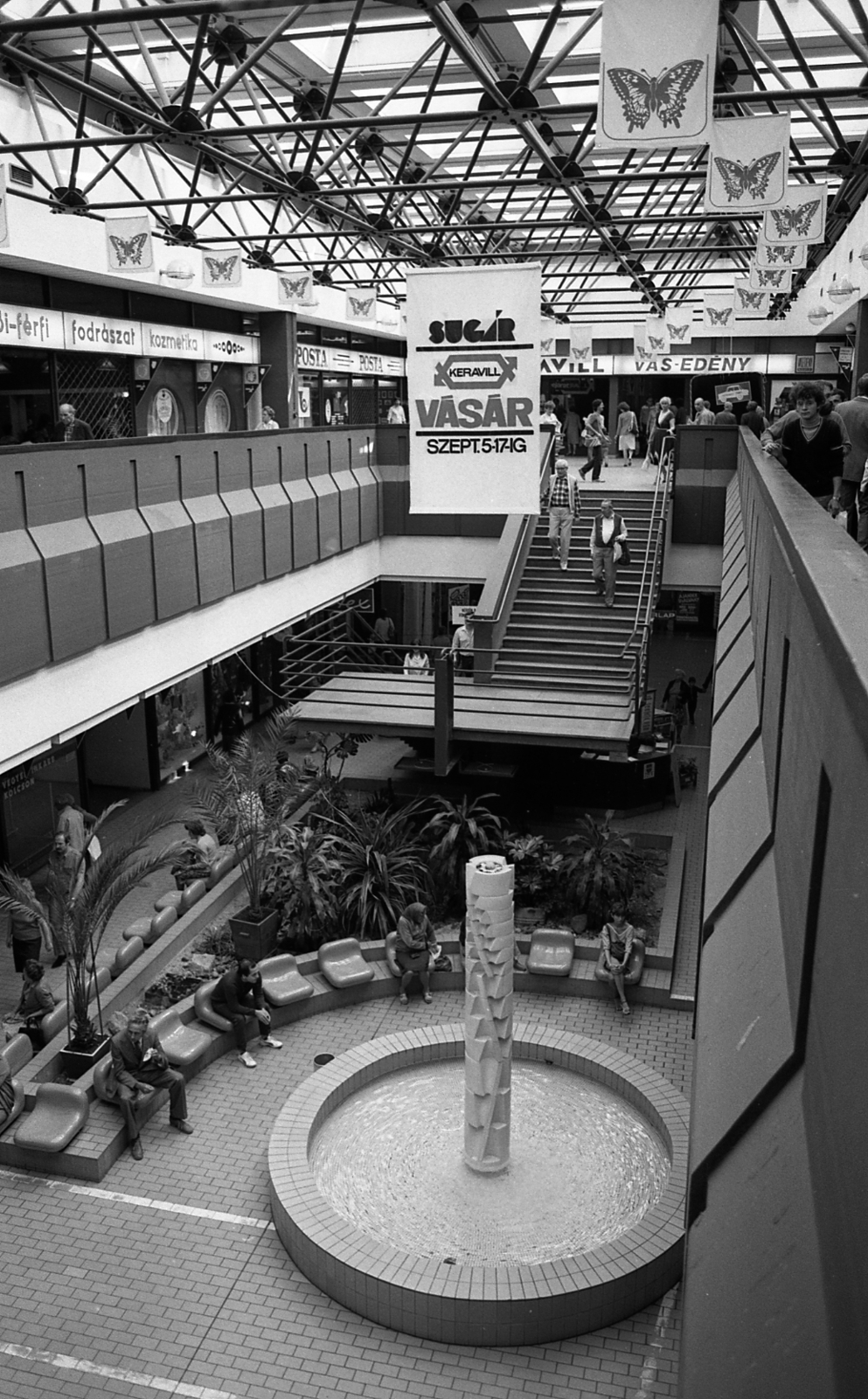 Hungary, Budapest XIV., Örs vezér tere, Sugár Üzletközpont., 1983, Magyar Rendőr, Budapest, Sugár department store, Fortepan #67041