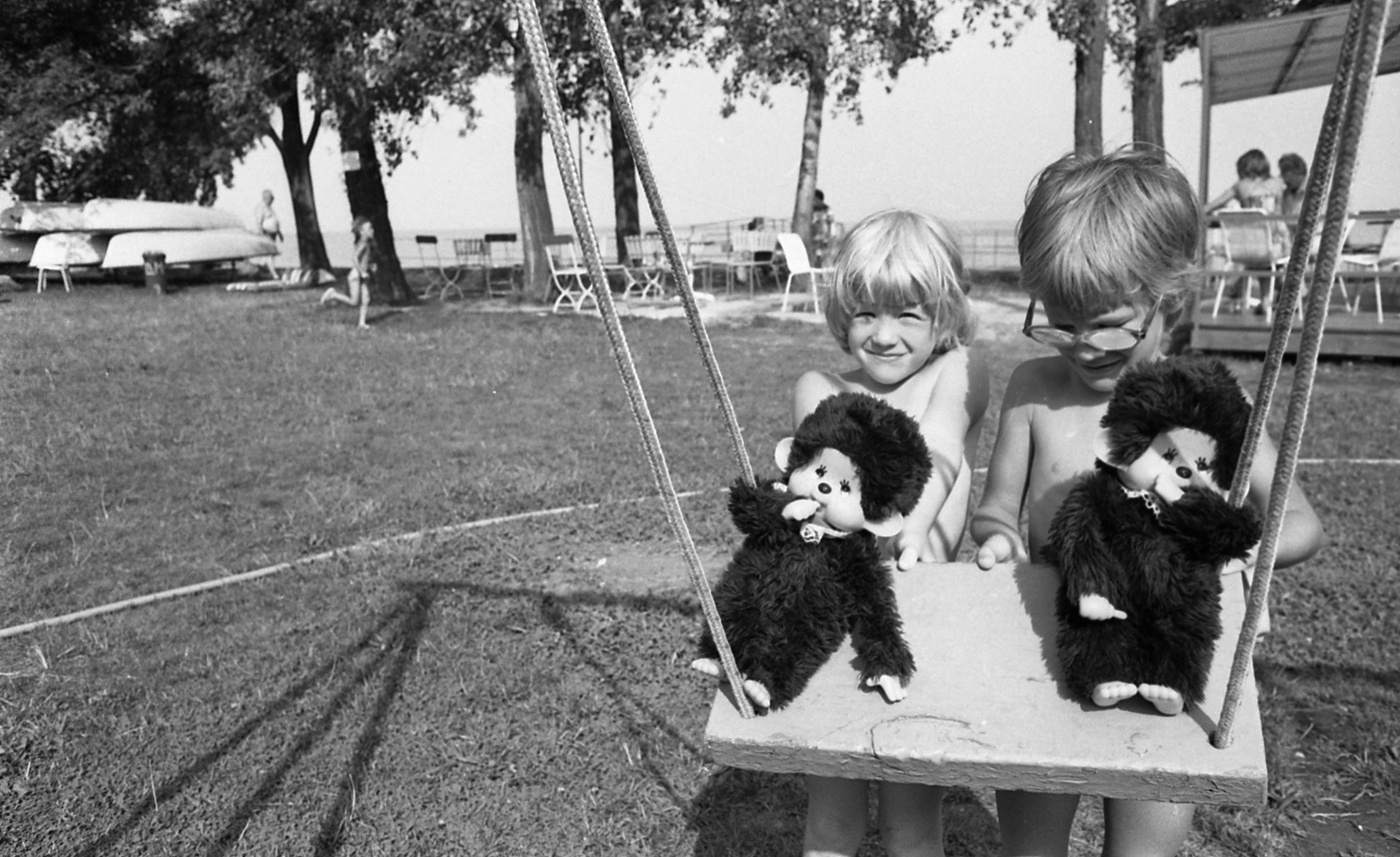 Hungary, Balatonvilágos, Zrínyi utca, a BM üdülő strandja., 1983, Magyar Rendőr, beach, swing, girl, boat, toy, shore, chair, Monchhichi doll, Fortepan #67052