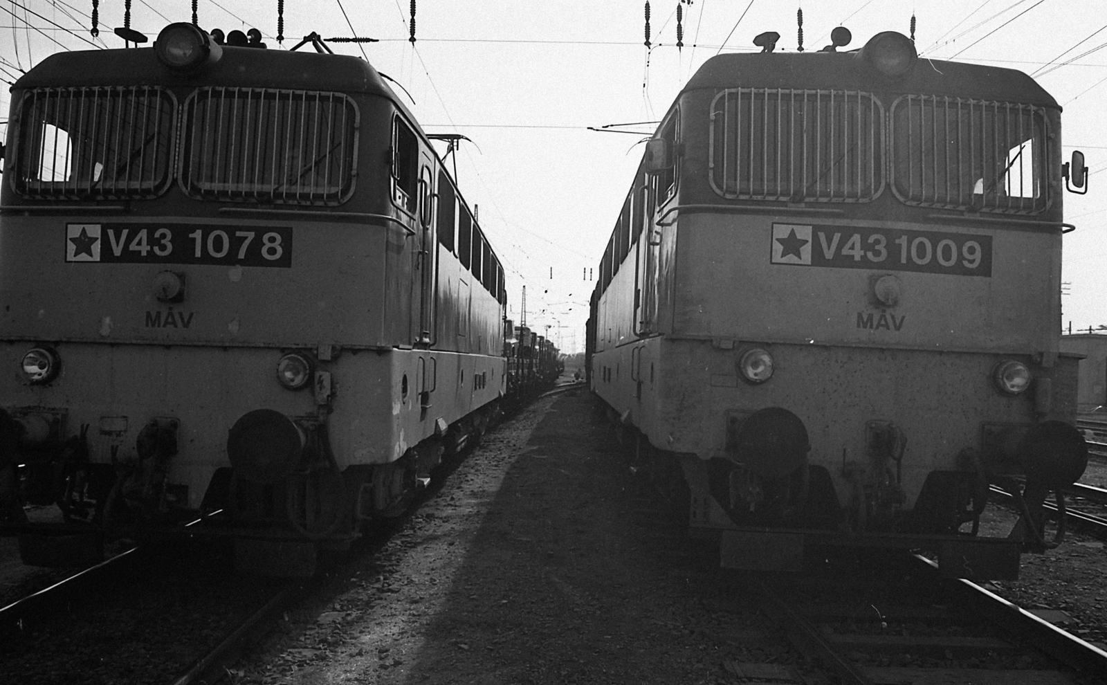 Hungary, Budapest IX., Ferencváros rendezőpályaudvar., 1983, Magyar Rendőr, MÁV V43 series, electric locomotive, Budapest, cargo railway station, Fortepan #67061