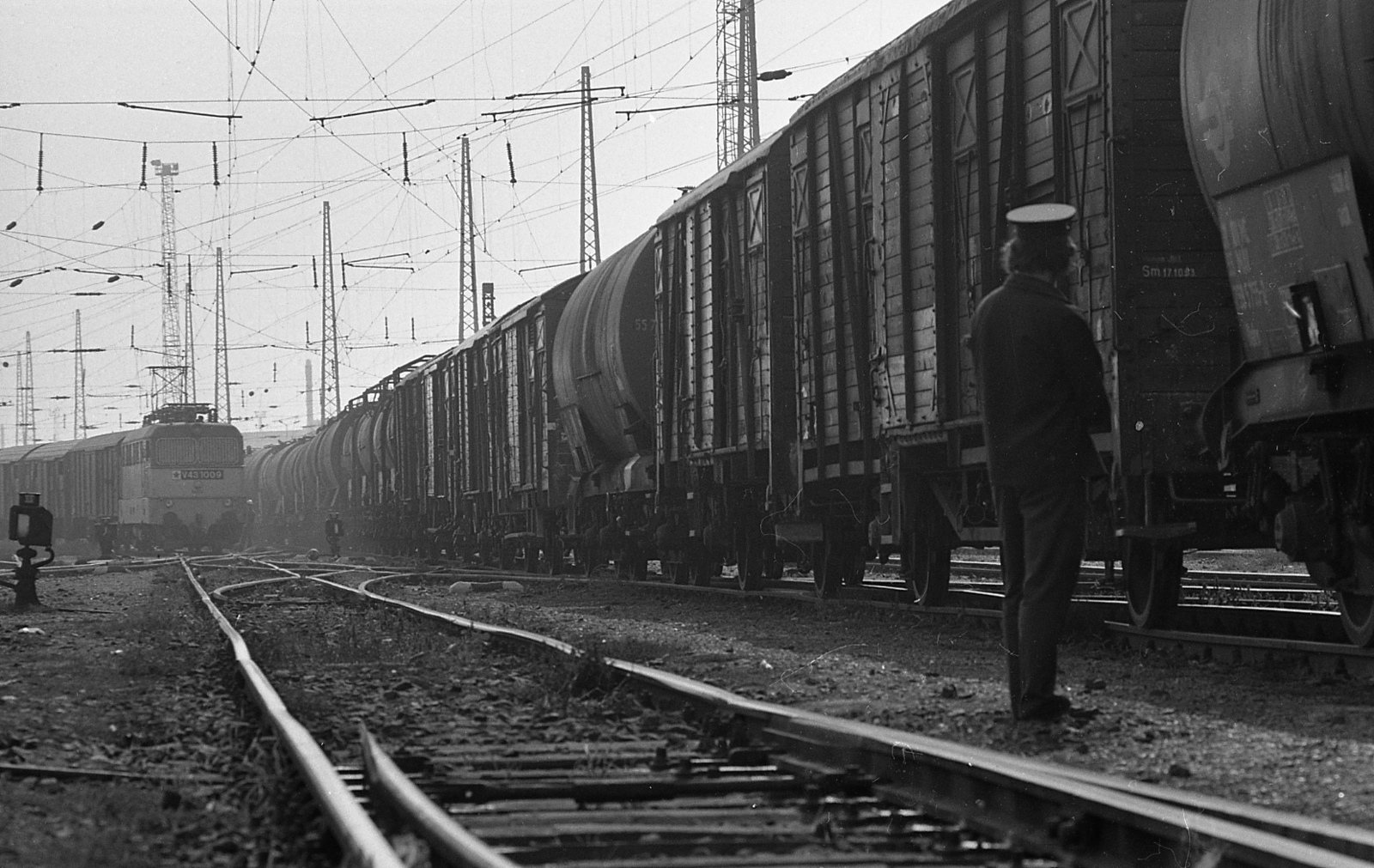 Hungary, Budapest IX., Ferencváros rendezőpályaudvar., 1983, Magyar Rendőr, MÁV V43 series, coach, electric locomotive, Budapest, Fortepan #67066