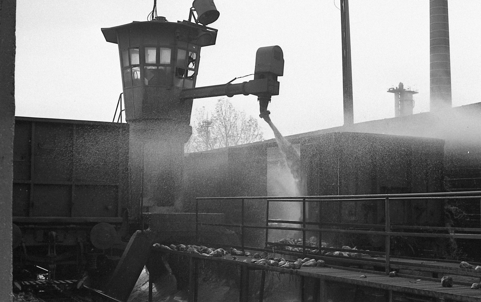 Hungary, Ercsi, Ercsi Cu­korgyár, nagynyomású vízzel ürítik ki a vagonokból a cukorrépát., 1983, Magyar Rendőr, sugar beet, making of sugar, Fortepan #67068