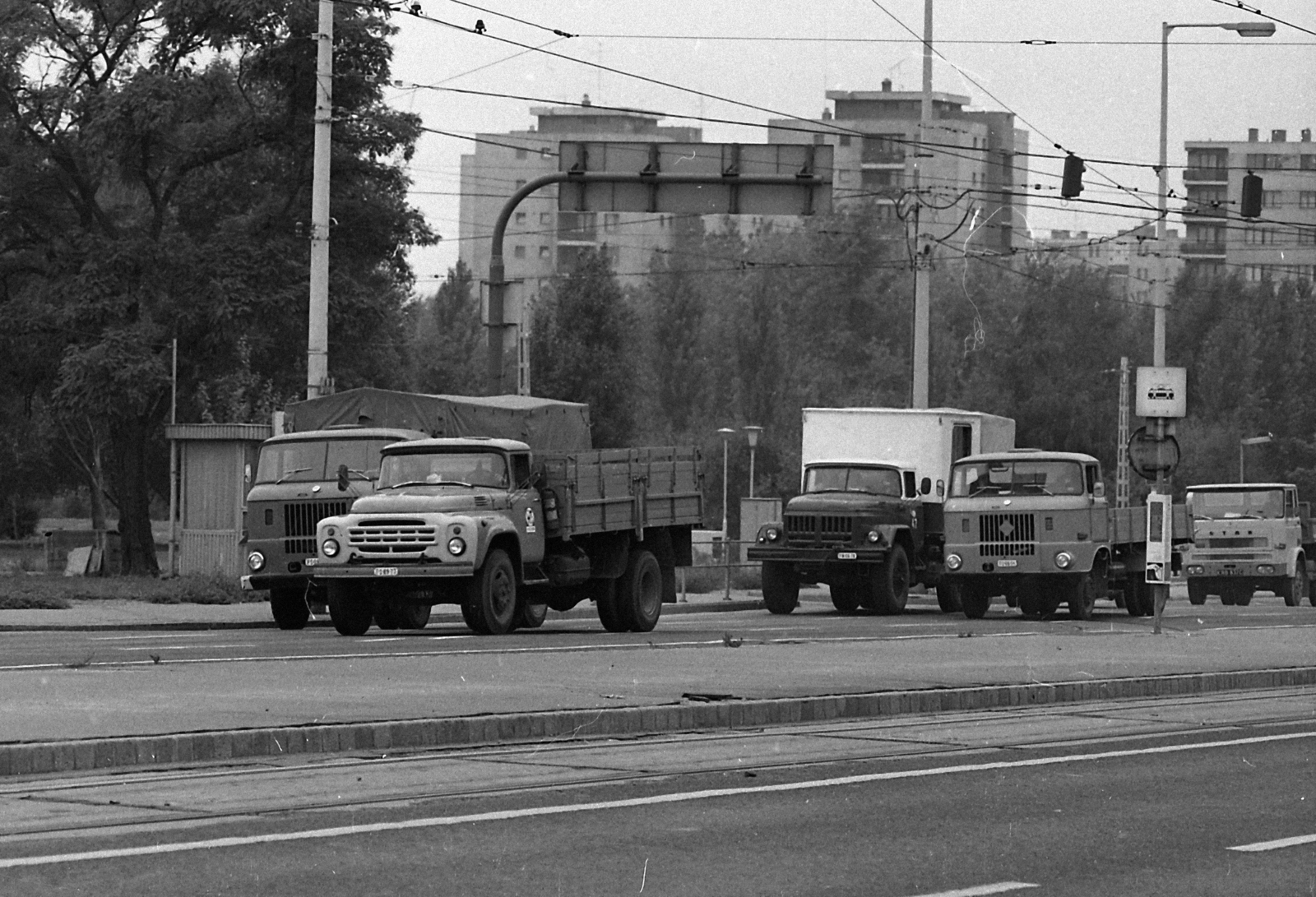 Hungary, Budapest XI., Irinyi József utca a Petőfi híd budai hídfőjének közelében, háttérben a Bogdánfy utca toronyházai., 1983, Magyar Rendőr, commercial vehicle, ZIL-brand, IFA-brand, Budapest, Fortepan #67077