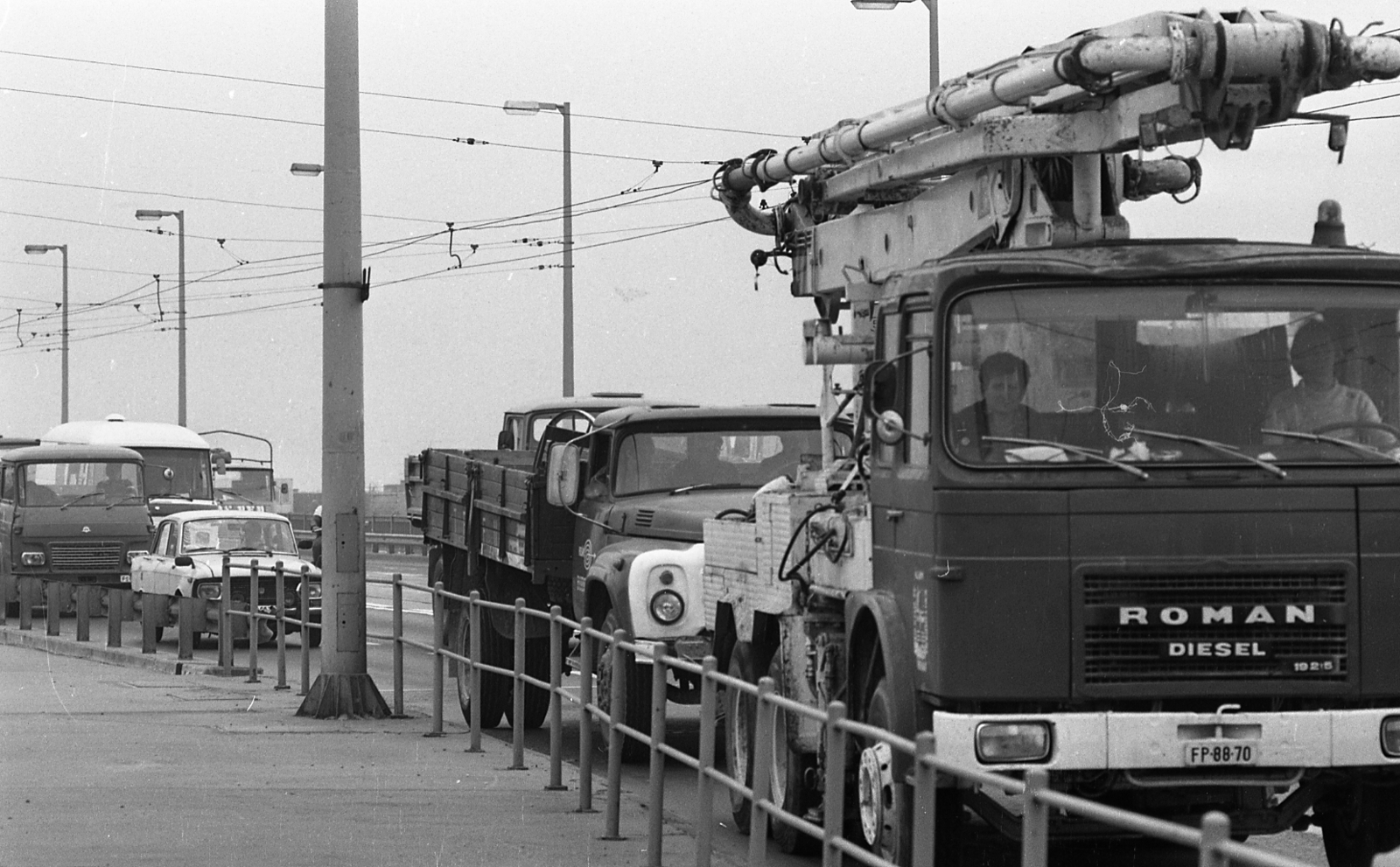 Magyarország, Budapest XI., Petőfi híd budai hídfője., 1983, Magyar Rendőr, teherautó, ZIL-márka, Moszkvics-márka, Avia-márka, rendszám, Budapest, Roman-márka, Fortepan #67078