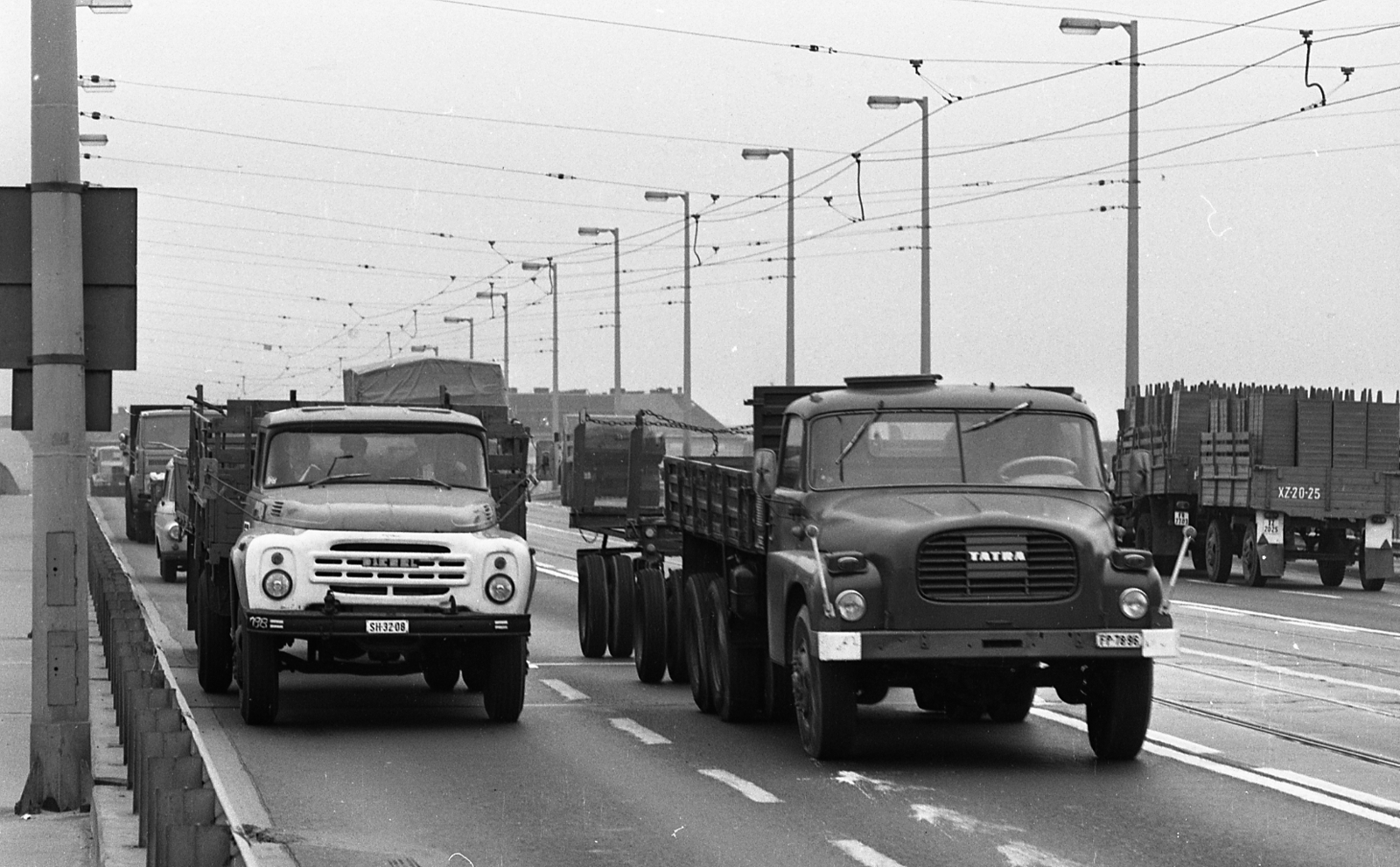 Hungary, Budapest XI., Petőfi híd a budai hídfőtől nézve., 1983, Magyar Rendőr, Tatra-brand, commercial vehicle, ZIL-brand, number plate, Budapest, Tatra 148, Fortepan #67079