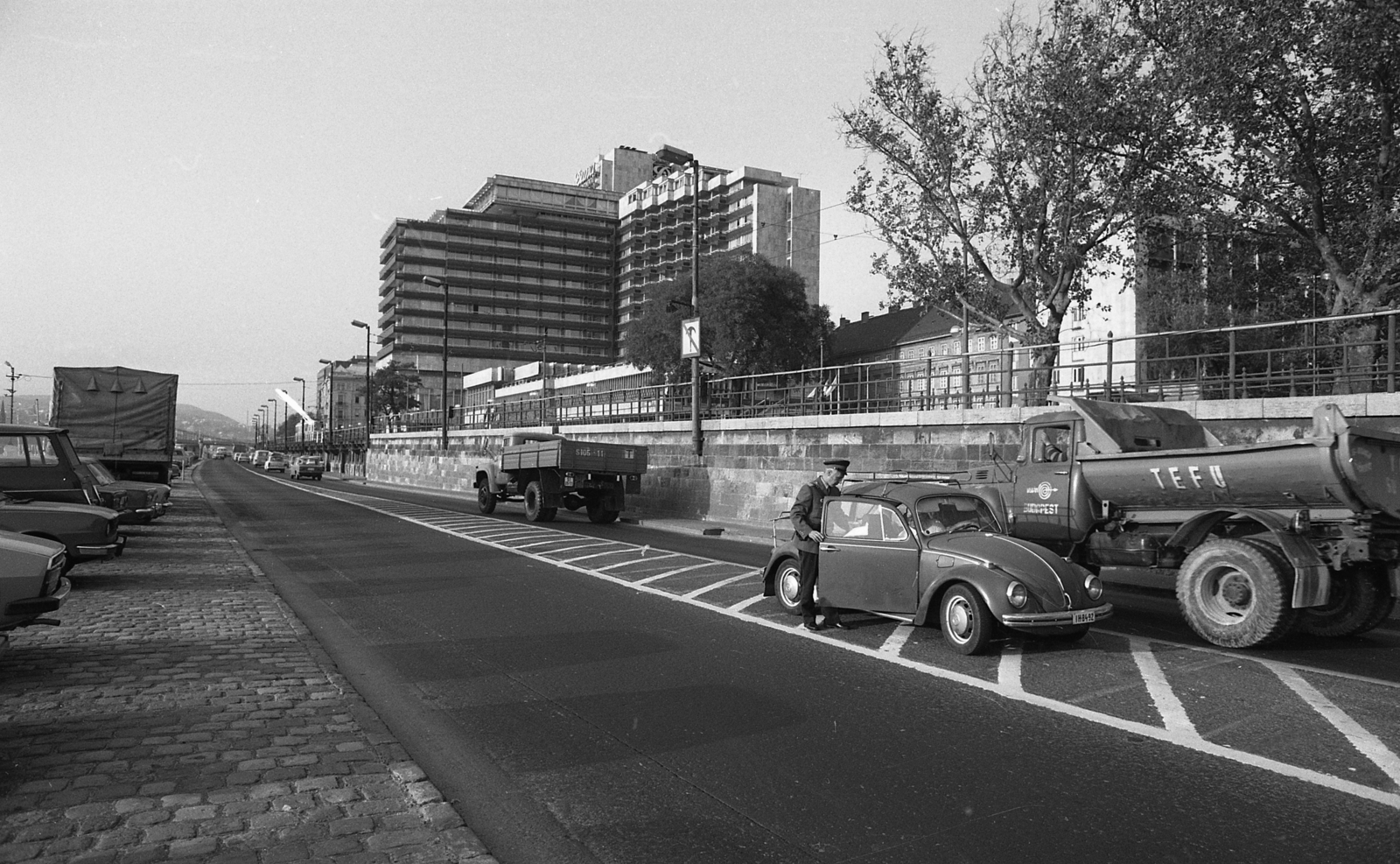 Magyarország, Budapest V., pesti alsó rakpart a Petőfi térnél, szemben a Hotel Duna Intercontinental., 1983, Magyar Rendőr, forgalom, teherautó, utcakép, szálloda, ZIL-márka, Volkswagen-márka, rendőr, rakpart, Polski Fiat 125p, Dacia 1310, Volkswagen Bogár, dömper, TEFU-szervezet, Finta József-terv, Budapest, közúti ellenőrzés, Skoda 1203, Fortepan #67085