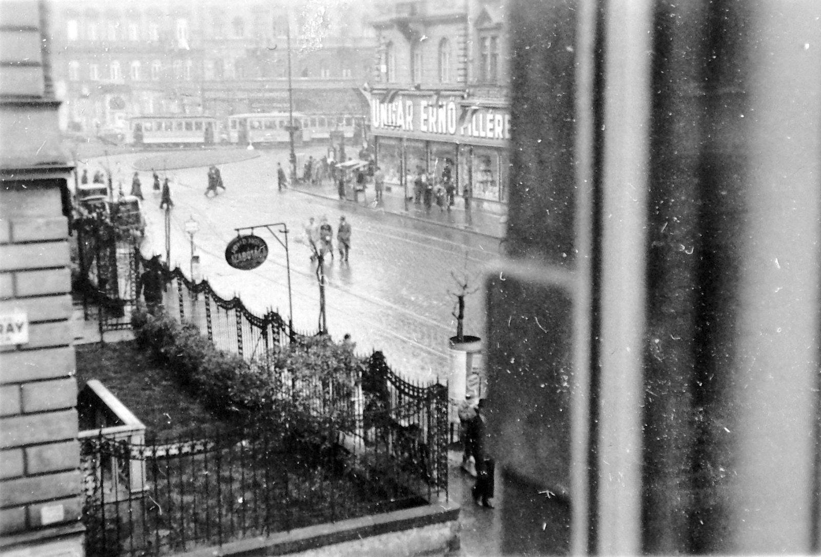 Hungary, Budapest VII., Garay és Rottenbiller utca sarok, távolabb a Baross tér és a Rákóczi út találkozása., 1937, Fortepan, sign-board, tram, rain, Budapest, Fortepan #6709