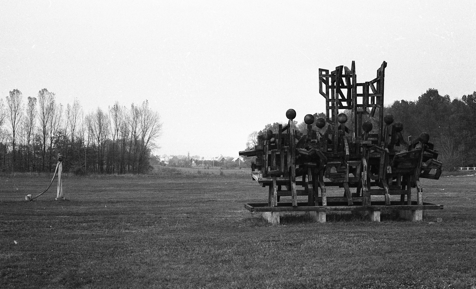 Magyarország, Nagyatád, Szoborpark, jobbra a Rohanók című kompozíció (Berczeller Rezső, 1976.)., 1983, Magyar Rendőr, Fortepan #67093