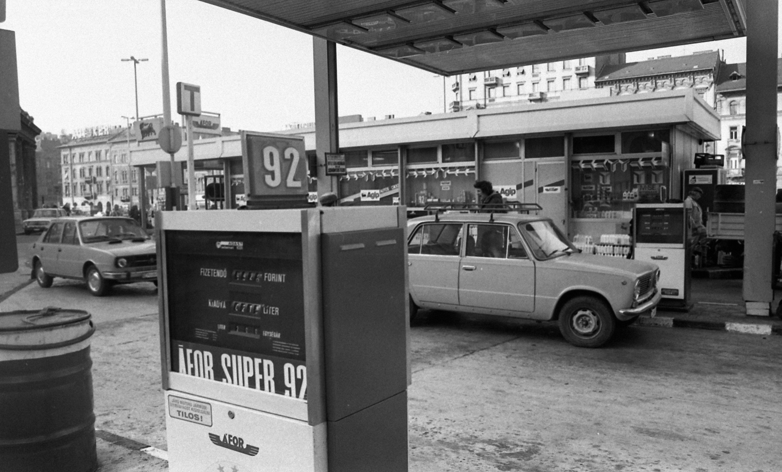 Hungary, Budapest VIII., Baross tér, benzinkút a Keleti pályaudvar indulási oldalánál., 1983, Magyar Rendőr, Skoda-brand, Lada-brand, gas station, Agip-brand, Budapest, Fortepan #67101