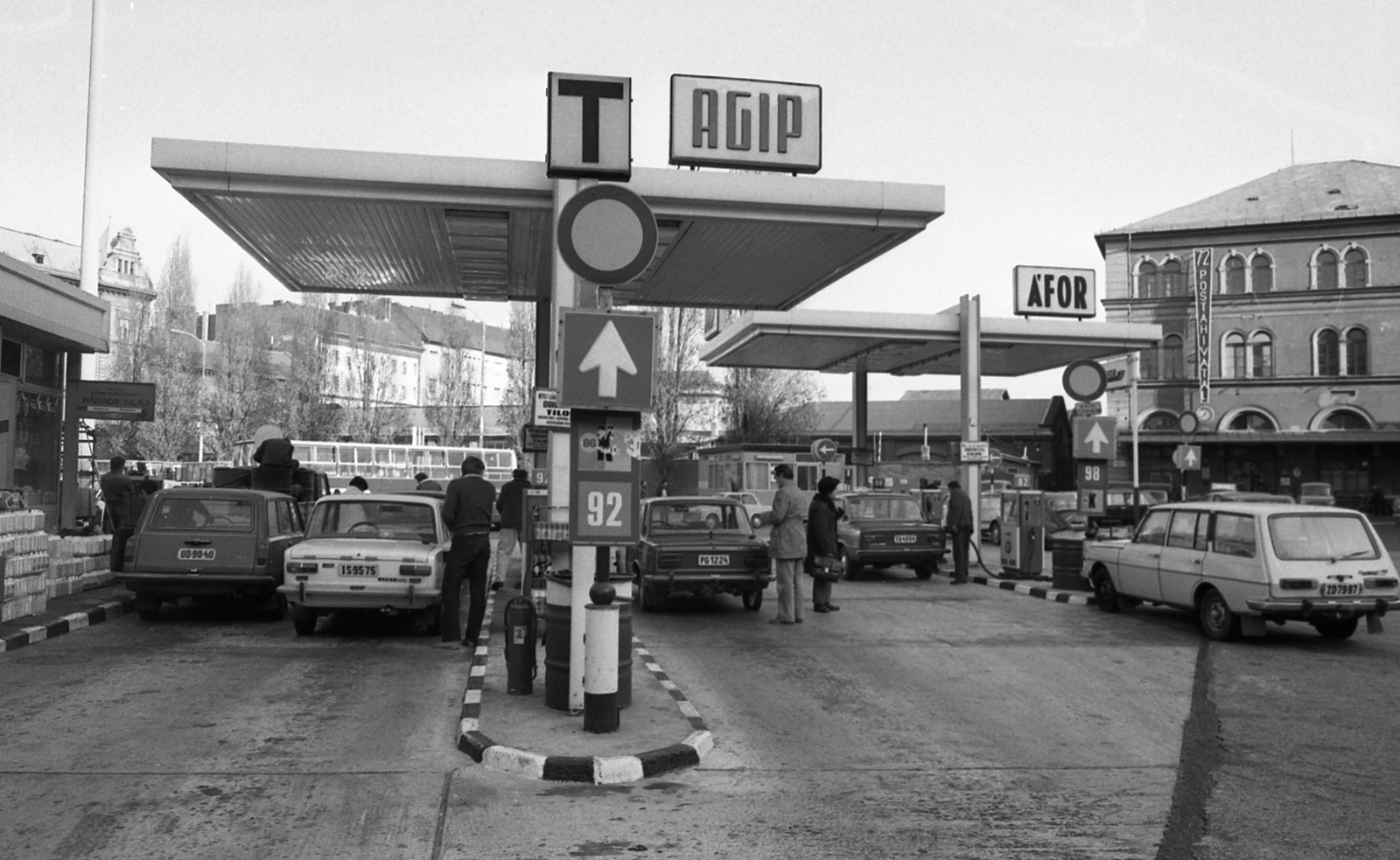 Hungary, Budapest VIII., Baross tér, benzinkút a Keleti pályaudvar indulási oldalánál., 1983, Magyar Rendőr, Lada-brand, Wartburg-brand, gas station, number plate, Lada 1200 estate, fueling, Agip-brand, Budapest, Fortepan #67104