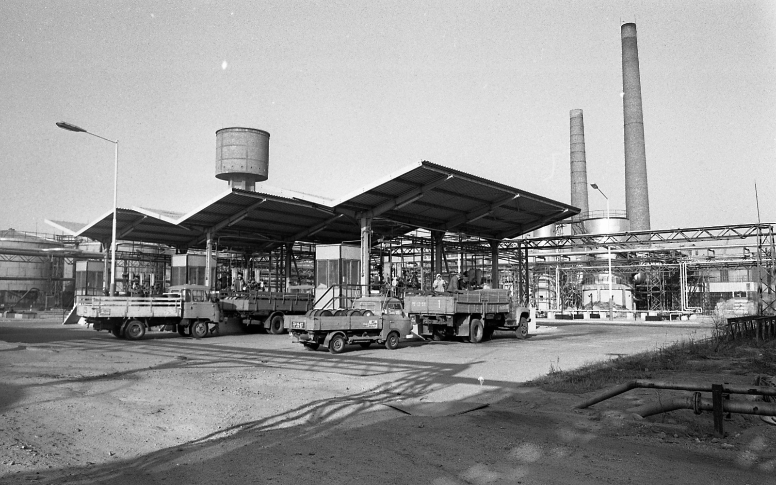Hungary, Csepeli Szabadkikötő, Budapest XXI., Petróleum utca, ÁFOR telep., 1983, Magyar Rendőr, ZIL-brand, Barkas-brand, Robur-brand, water tower, chimney, Budapest, Robur Lo 2500/ Lo 2501, Fortepan #67108