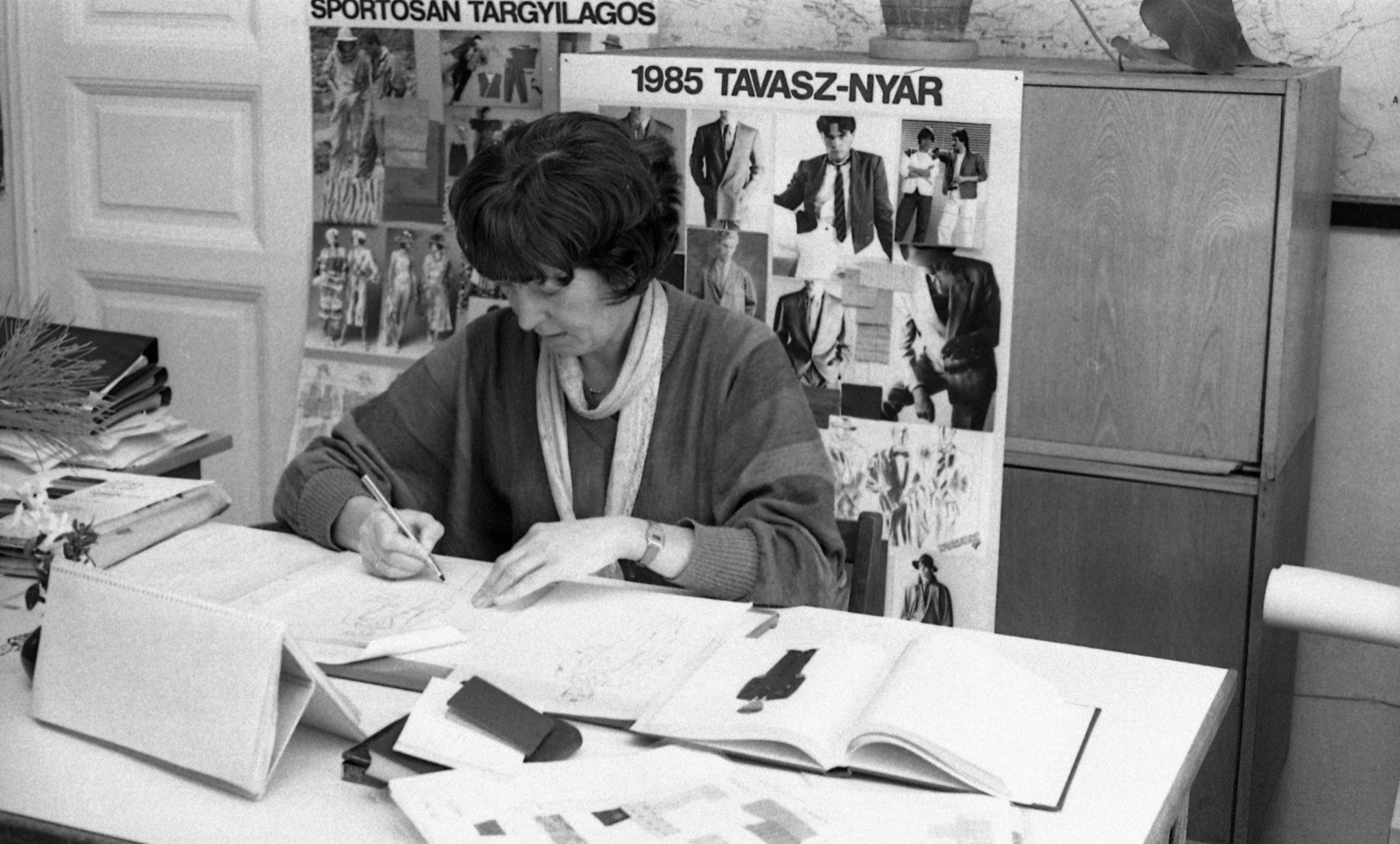 Hungary, Mészáros Éva divattervező, iparművész., 1984, Magyar Rendőr, portrait, fashion, poster, planning, woman, drawing, Fortepan #67117