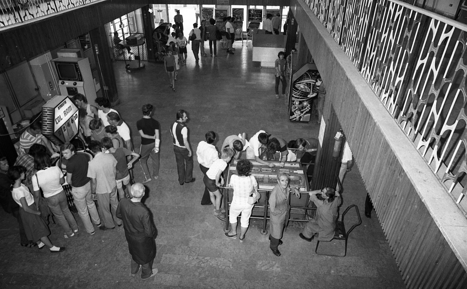 Hungary, Budapest XIV., játékterem., 1984, Magyar Rendőr, Budapest, slot machine, amusement park, arcade room, Fortepan #67122