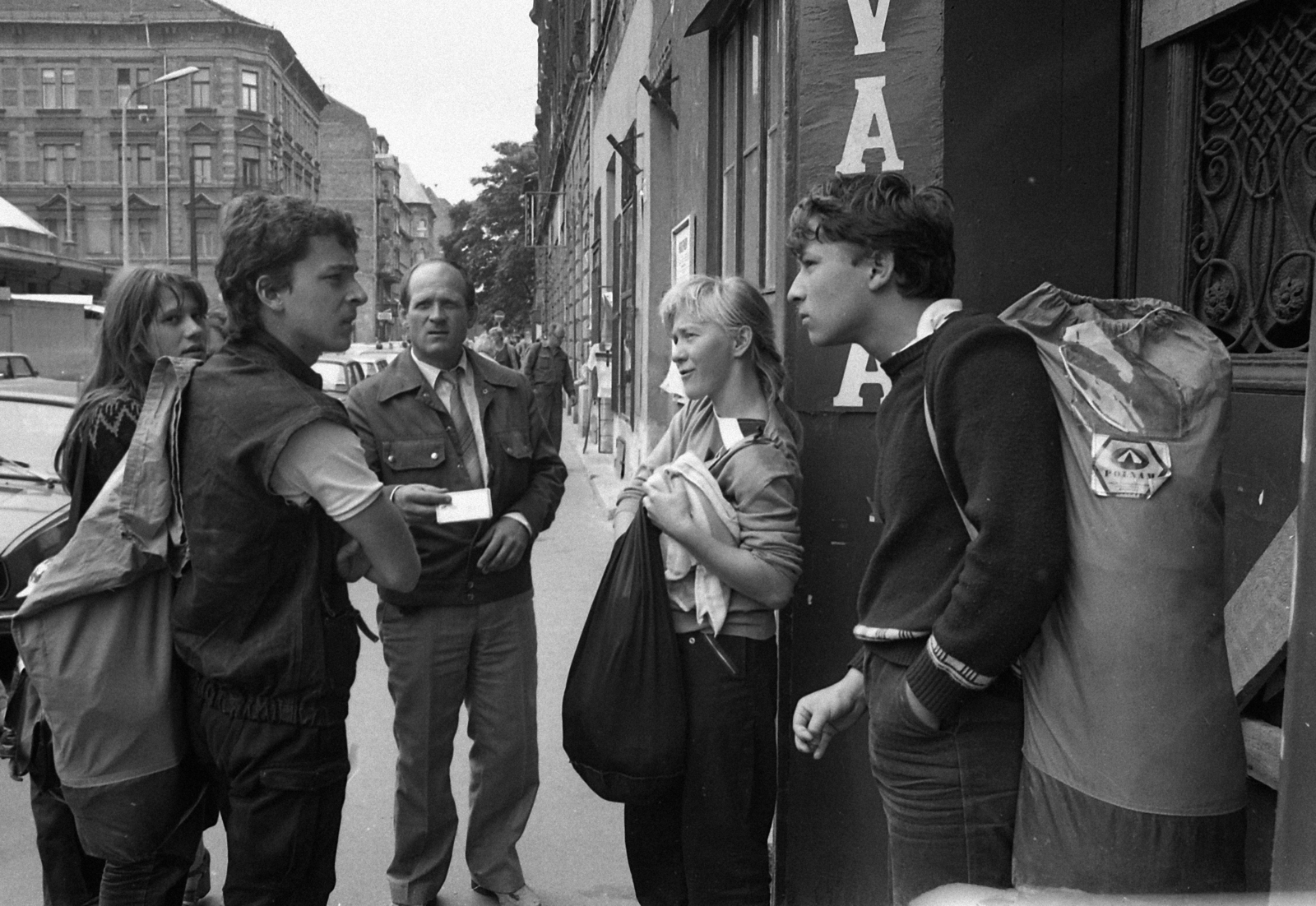 Magyarország, Budapest VII., Garay tér, balra a piac, háttérben a Murányi utca épületei., 1984, Magyar Rendőr, nők, férfiak, hátizsák, Budapest, Fortepan #67126