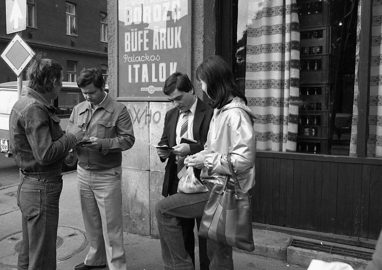 Magyarország, Budapest XIII., Gogol utca 22., balra a Hegedűs Gyula utca., 1984, Magyar Rendőr, kirakat, borozó, igazoltatás, Budapest, graffiti, rekesz, Fortepan #67127